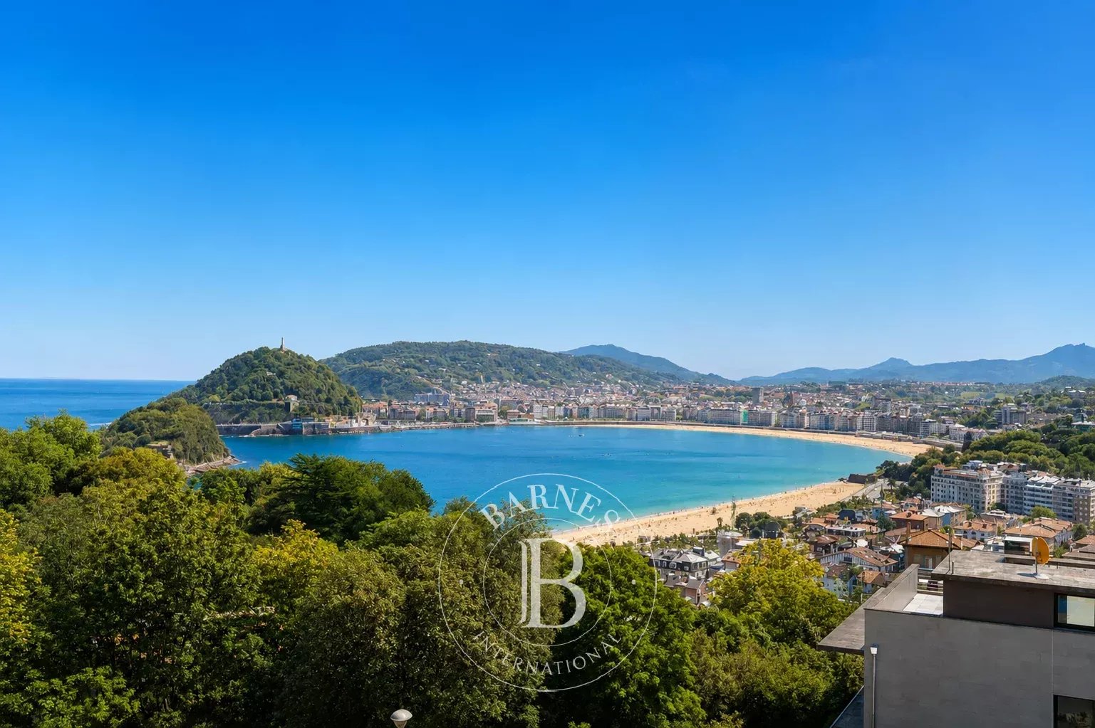 SAN SEBASTIÁN - Exclusivo chalet adosado con vistas panorámicas a la bahía