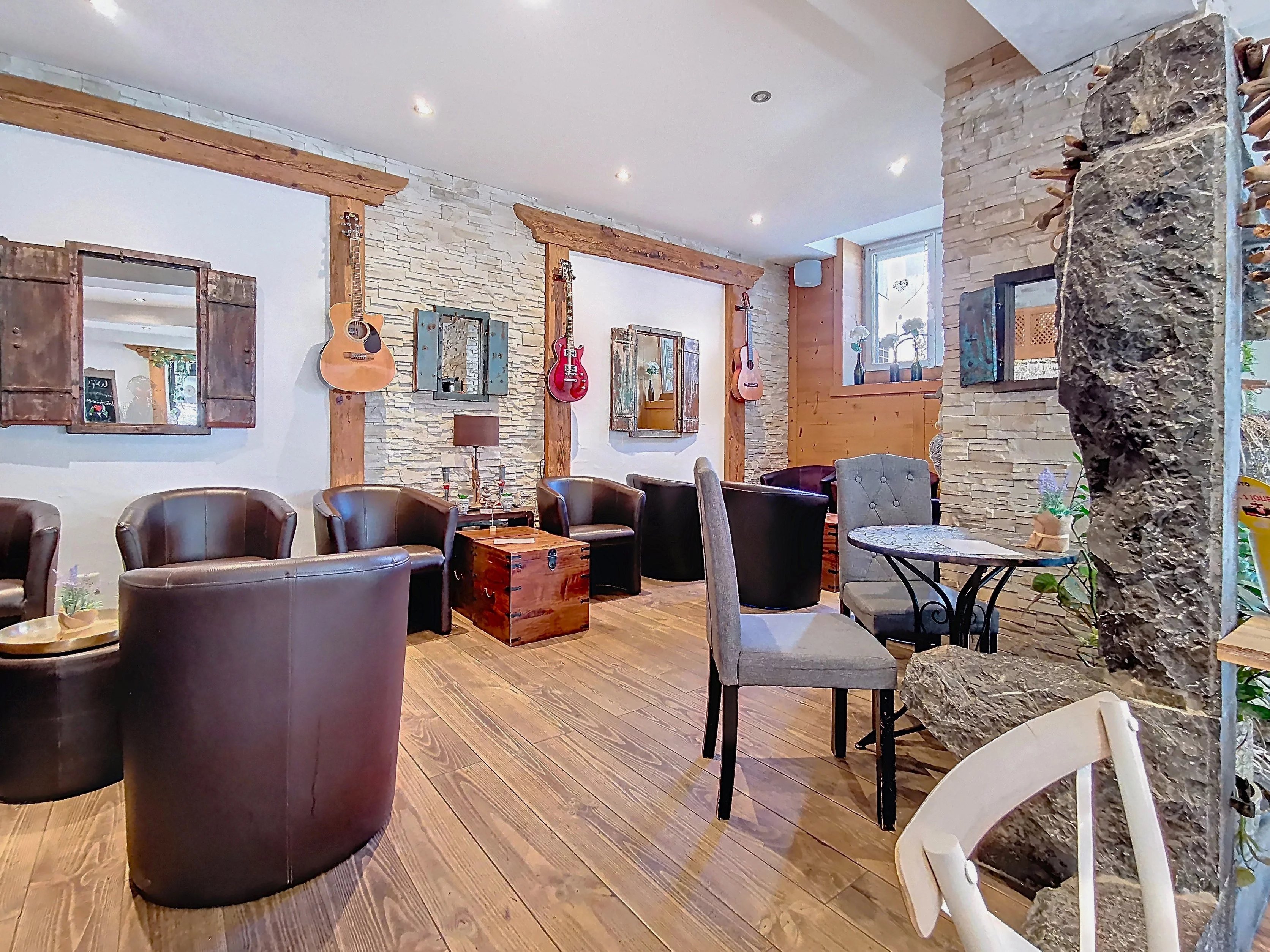 Café - Restaurant au centre d'Ollon !