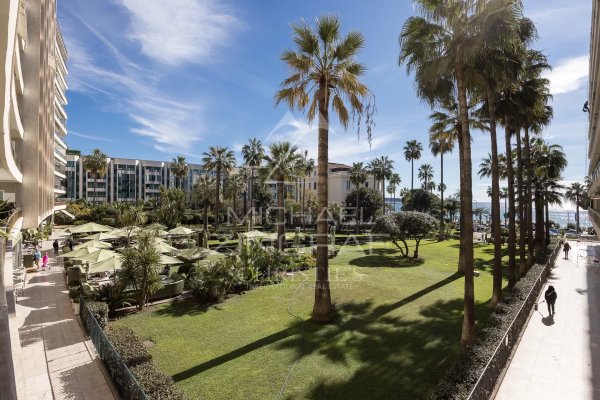 Luxury 2-Bedroom Apartment for Sale on Cannes Croisette | Sea View — photo 3