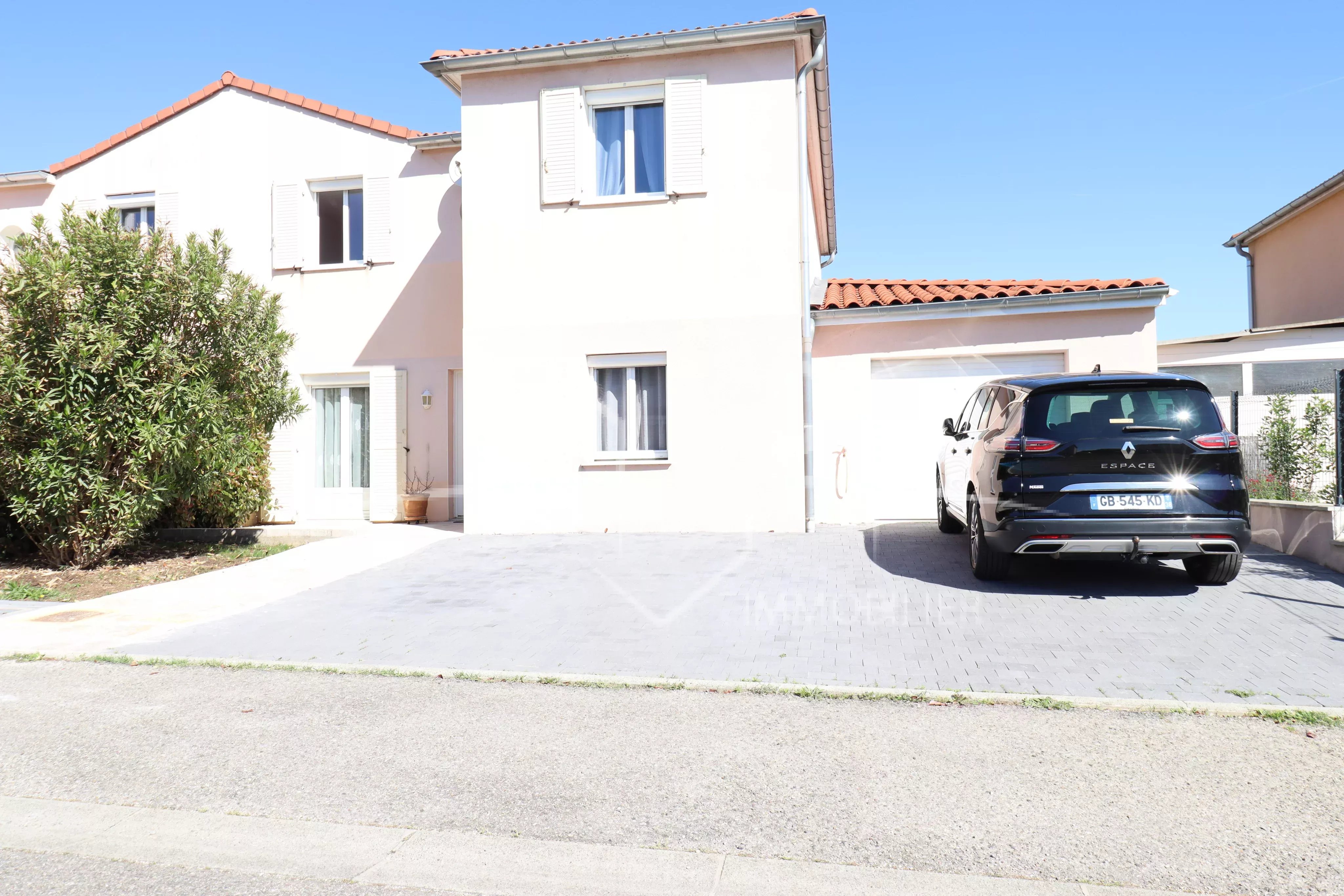 Maison familiale de 120 m² avec piscine à Saint-Maurice-l'Exil