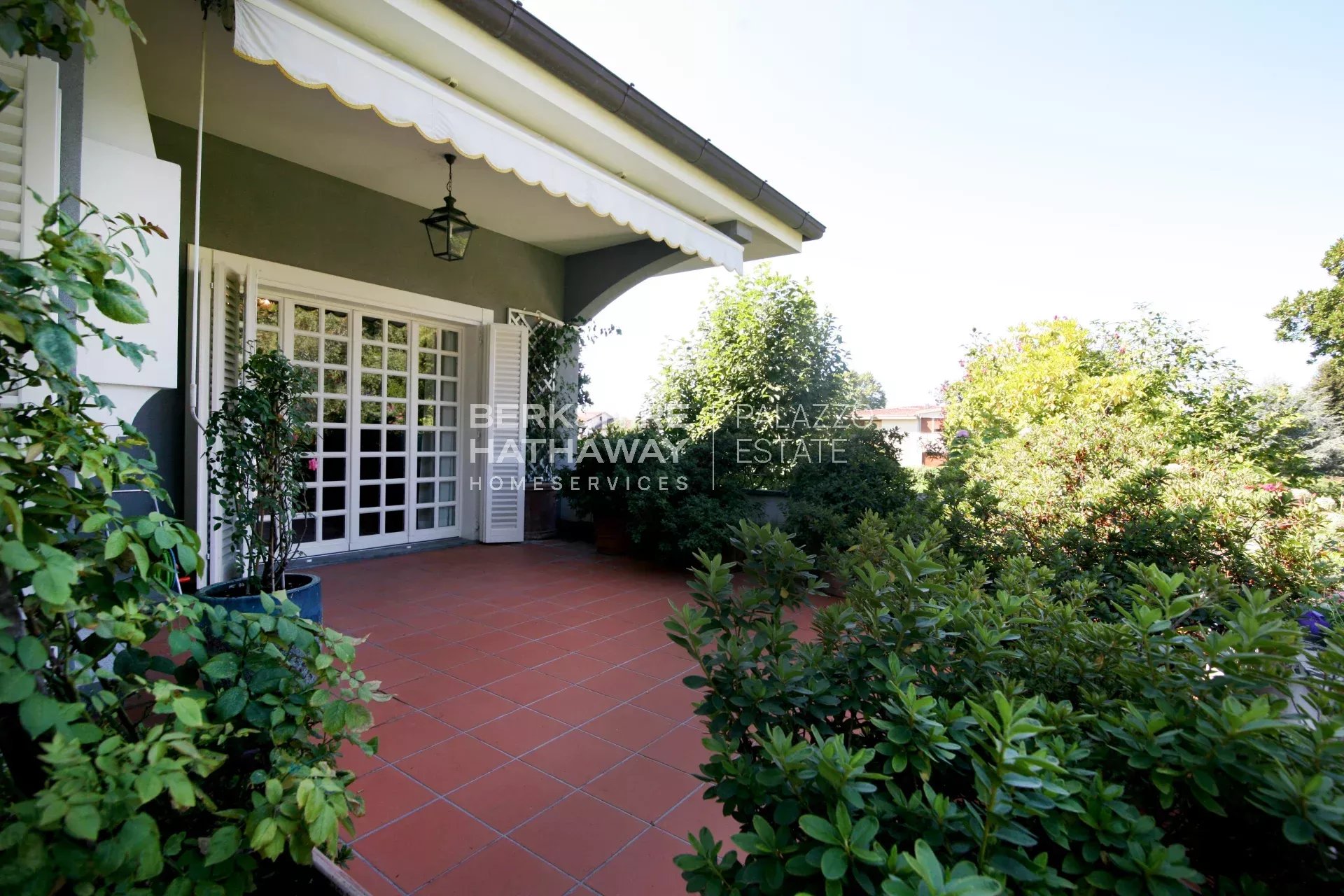 Magnificent detached villa with a large garden, minutes from the sea and Pietrasanta