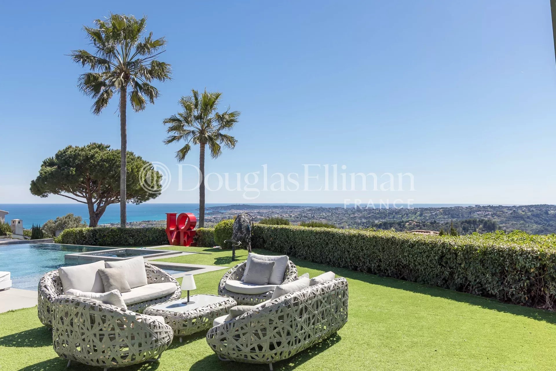 VILLENEUVE-LOUBET – Villa d’exception avec vue mer panoramique en domaine privé exclusif - Image nᵒ2