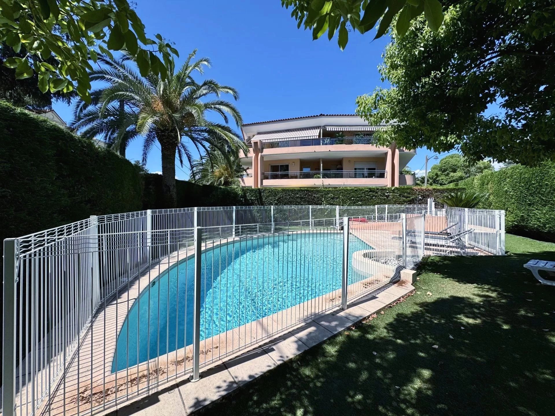 CANNES vente 2 pièces piscine résidence récente