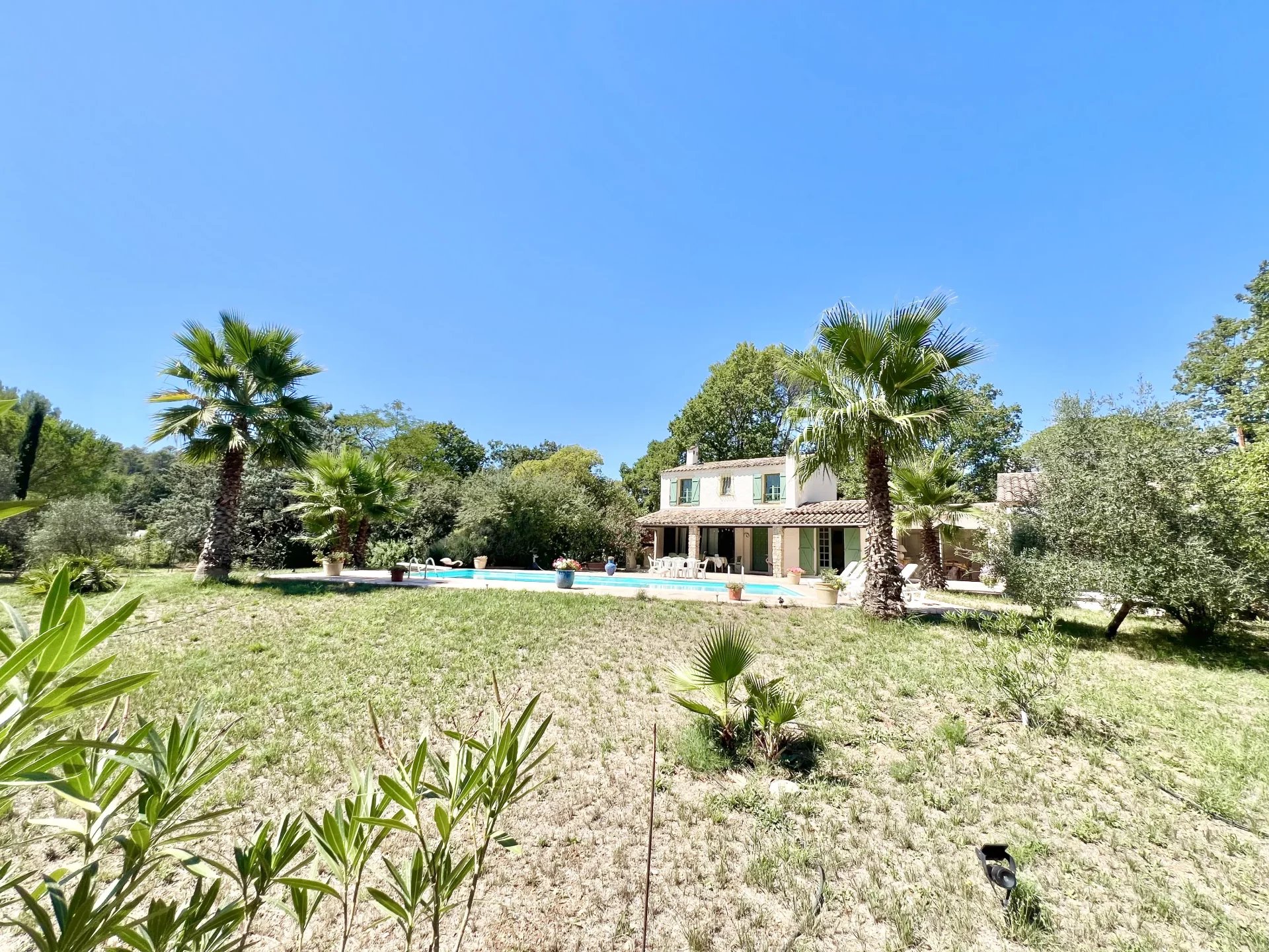Maison provençale T6 sur 4 200 m² de terrain clos