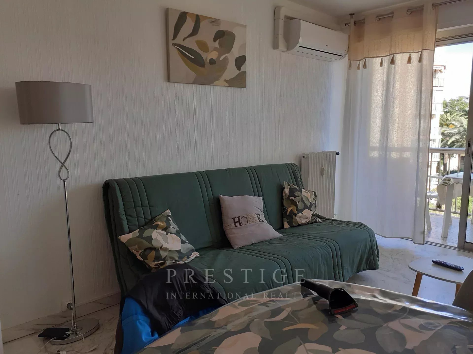 Juan les pins, 2 pièces, terrasse et parking, à louer au mois