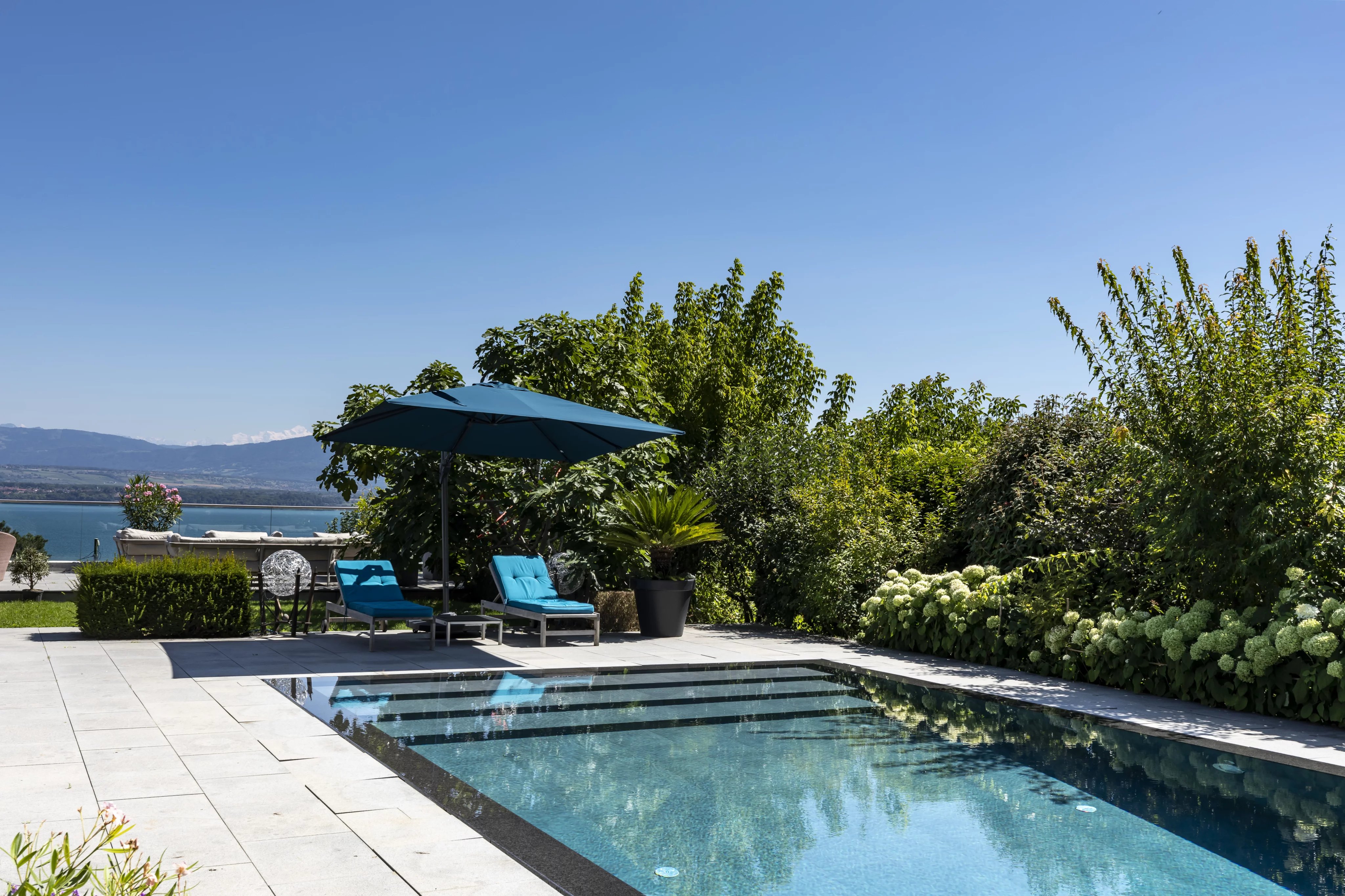 Belle villa avec piscine et vue panoramique sur le Léman et les Alpes