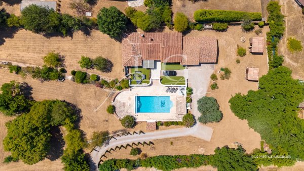 Single-storey villa with swimming pool on 5,000 m² of land — photo 2