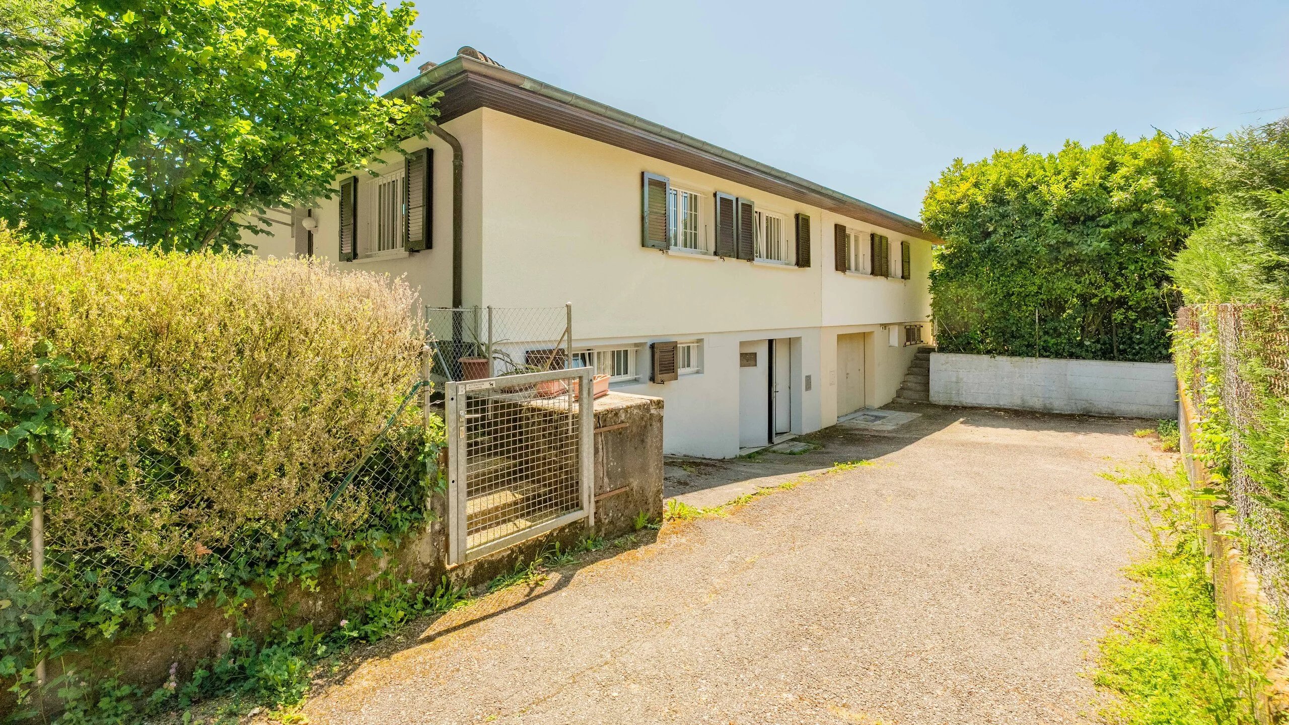 Charmante maison familiale à rénover. Emplacement lumineux avec jardin