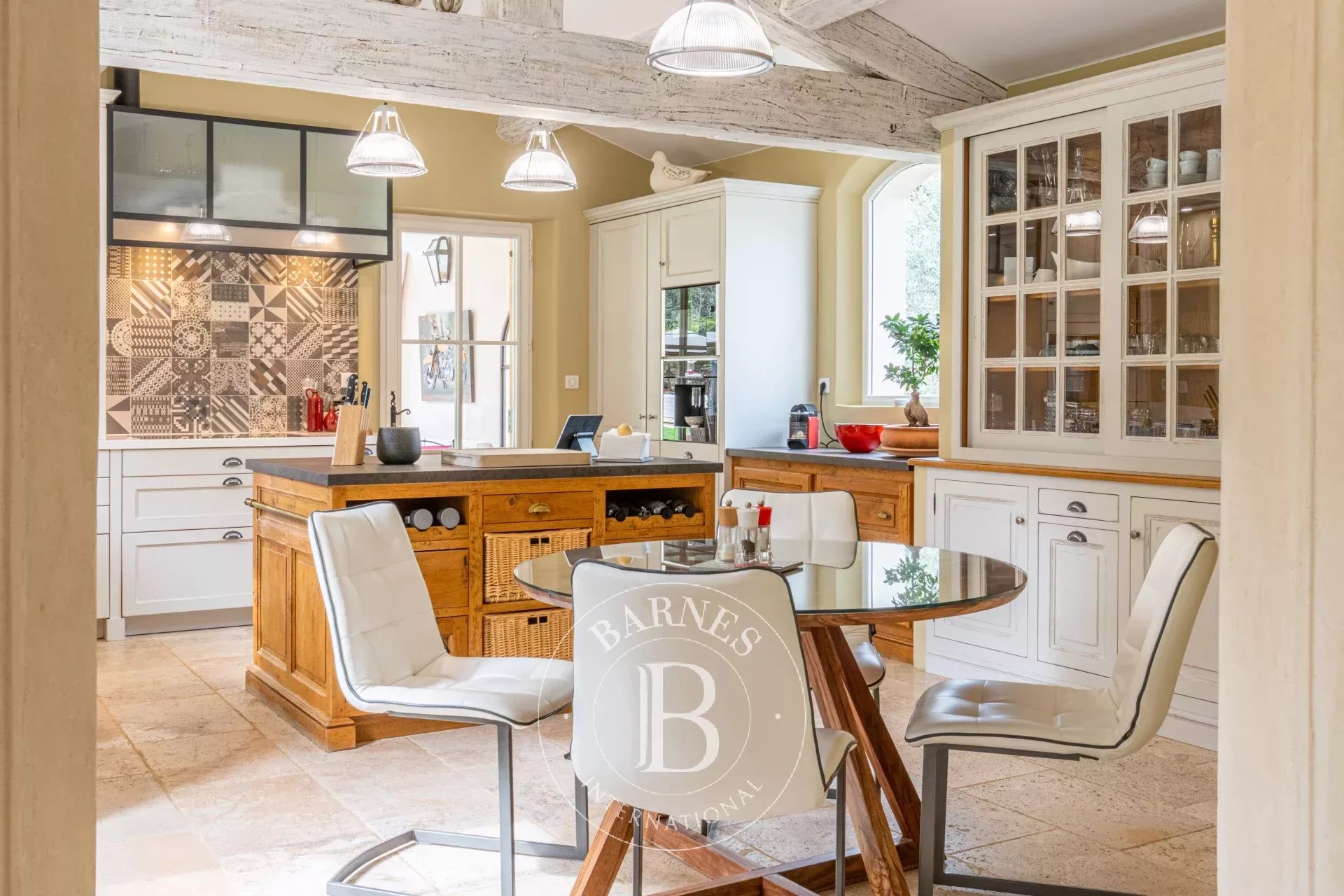 Close to Aix-en-Provence – Exceptional Bastide with Pool and 5 Bedrooms - picture 13