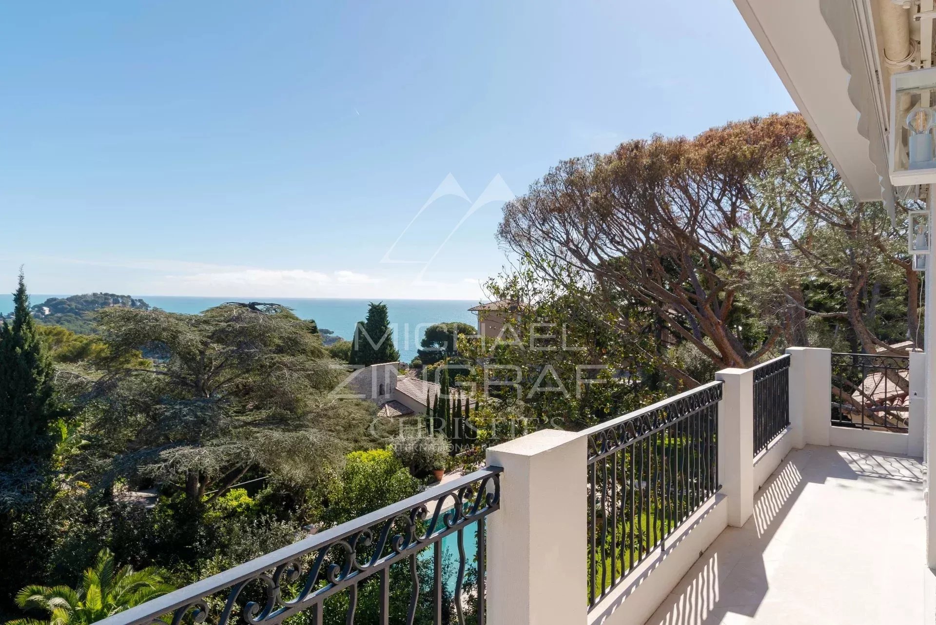 Renovated penthouse with stunning sea views