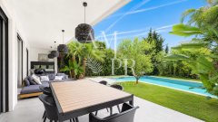 Elegant Contemporary Townhouse - Tropical inspiration — photo 2 of 7