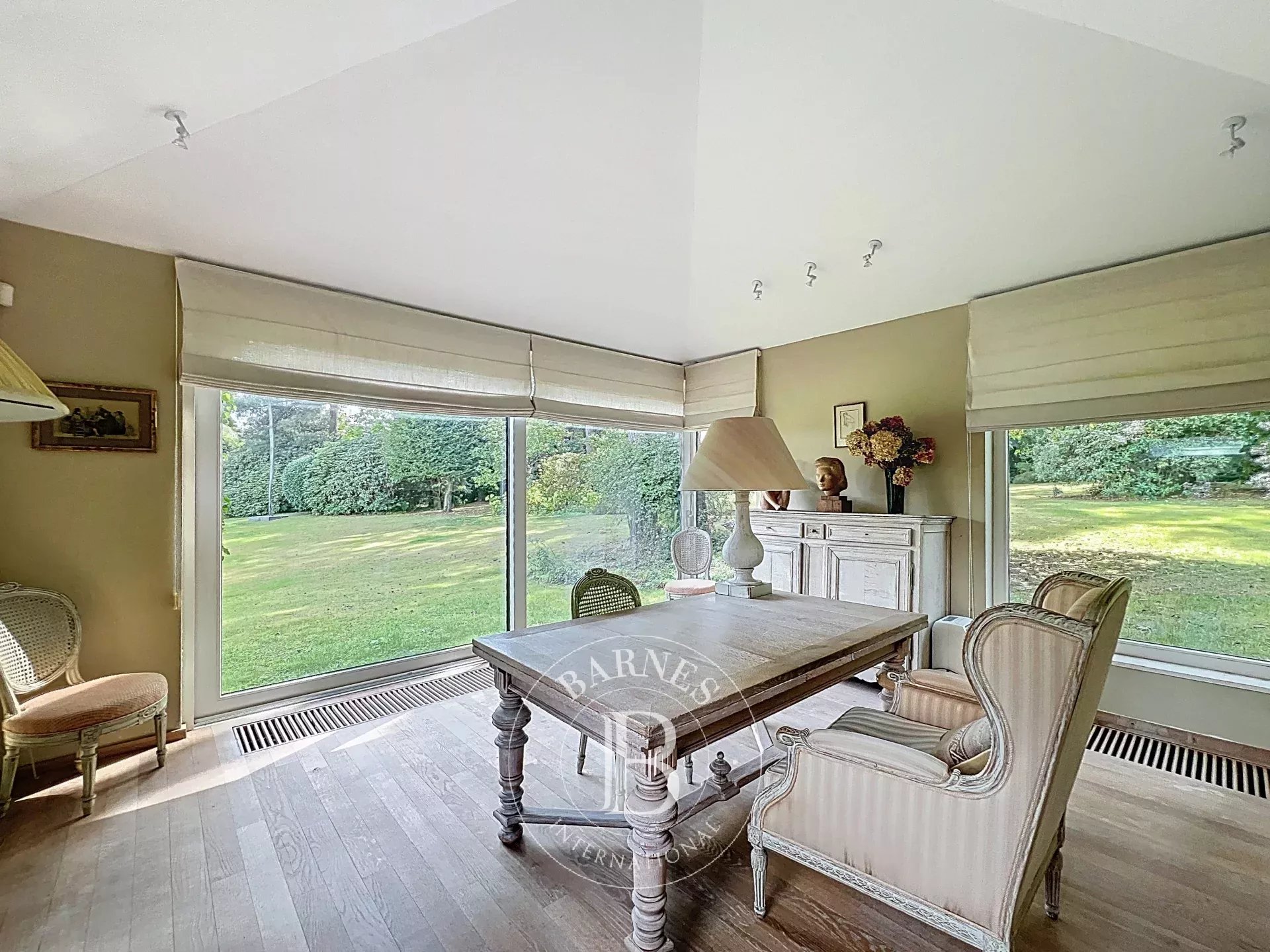 Uccle - Sublime villa Corbiau sur un beau terrain arboré