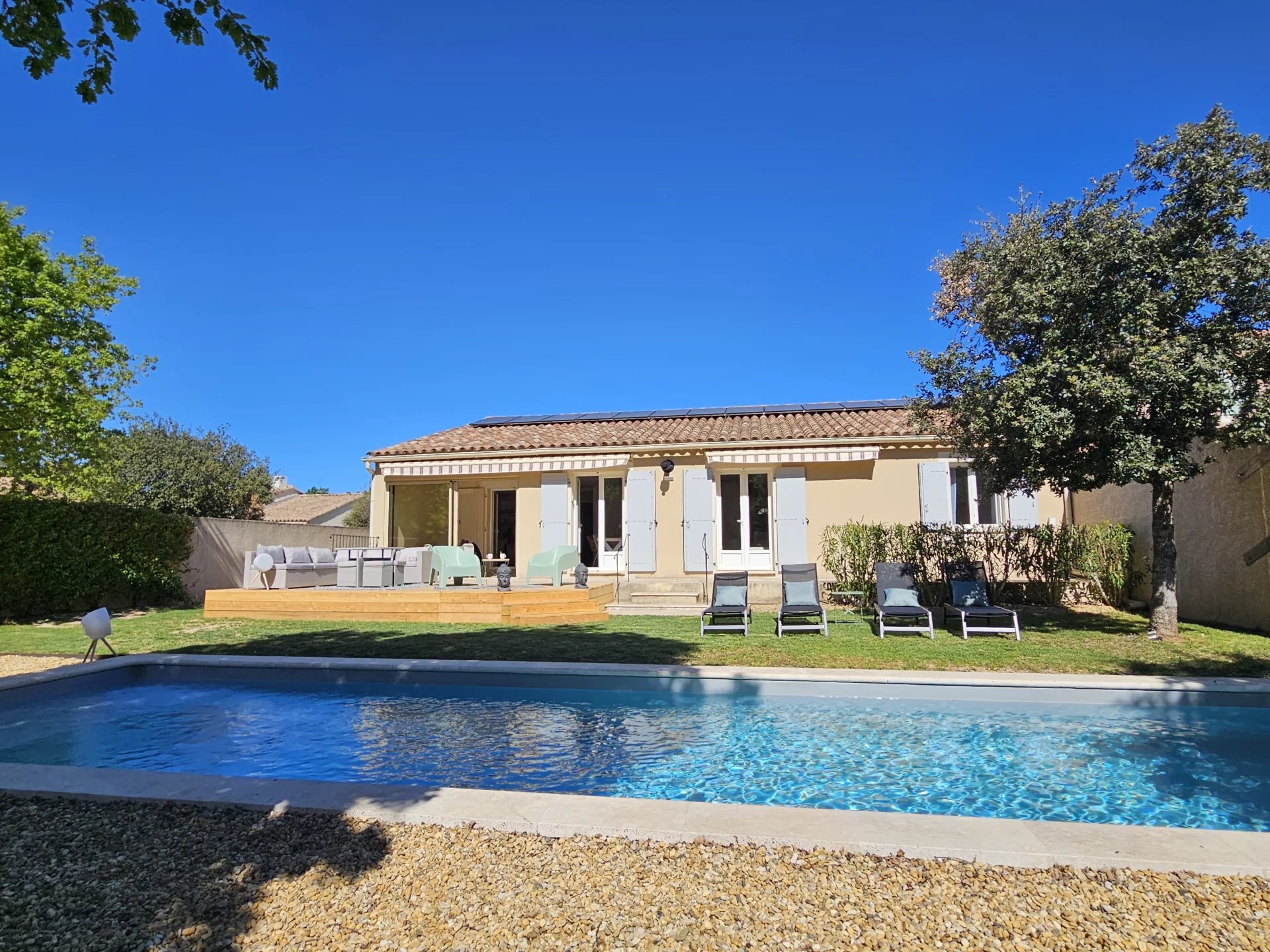 Jolie maison bien décorée avec piscine chauffée et jardin paysagé à Saint Saturnin lès Apt