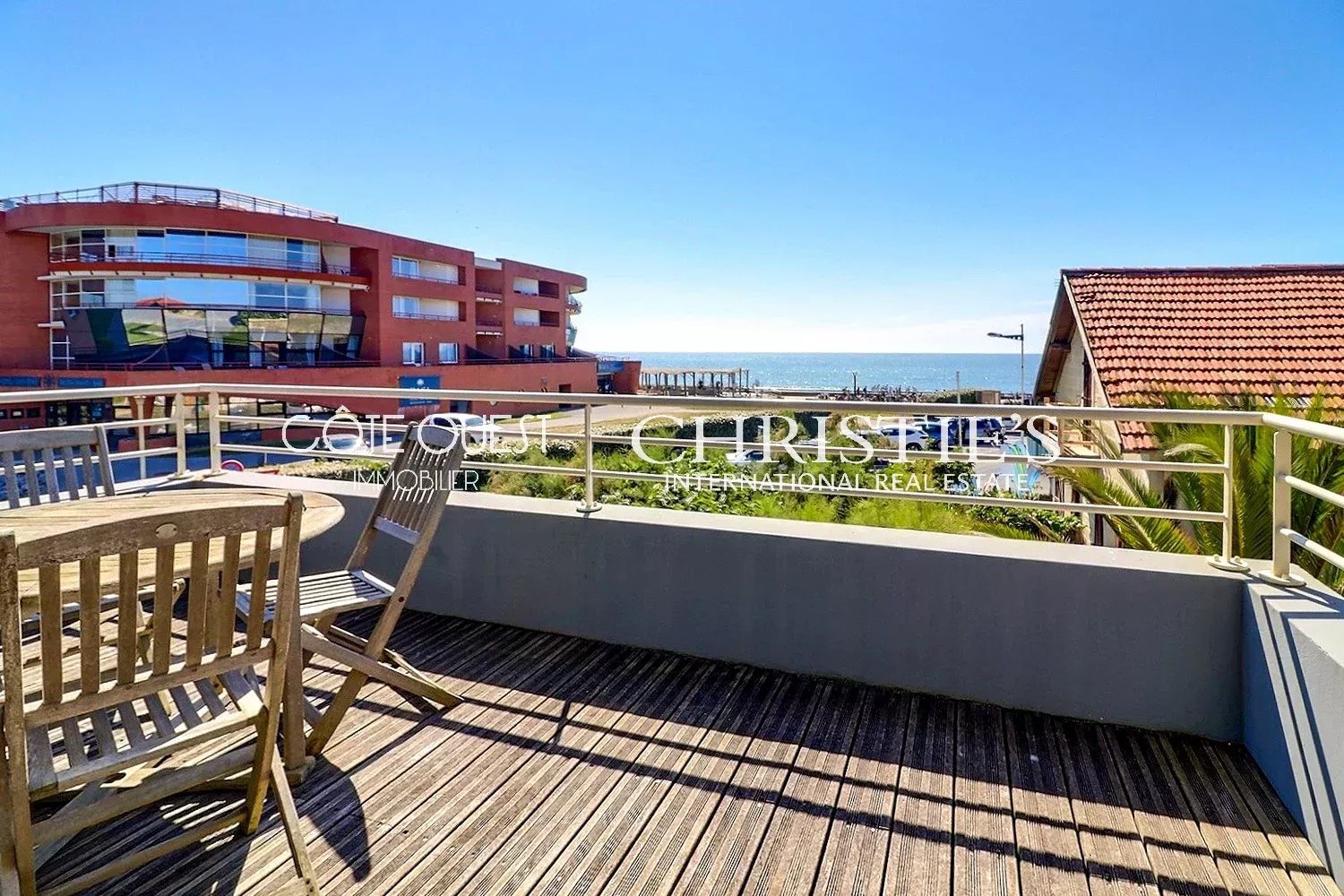 For sale Capbreton - A 4-bed apartment with a garden and enjoying an ocean view