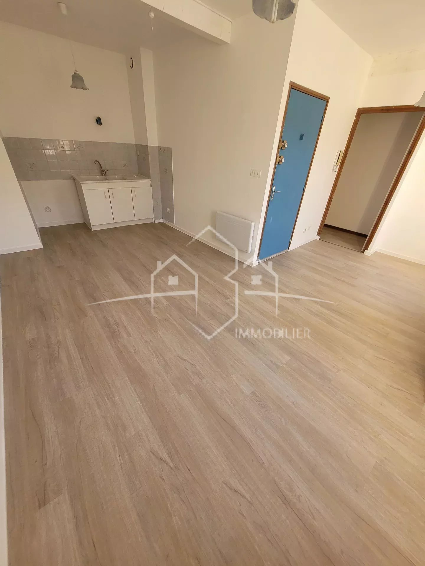 BEAUREPAIRE centre T2 2ème étage