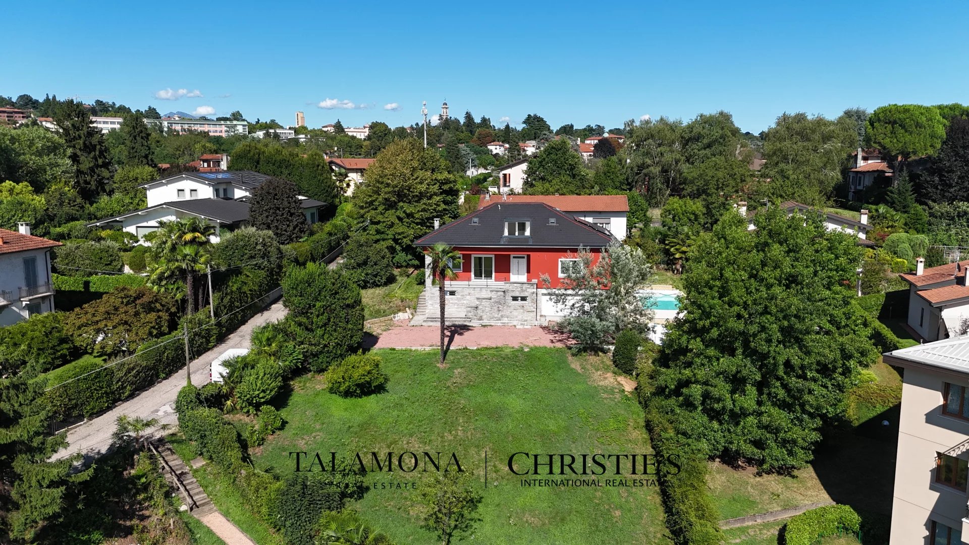 Villa signorile con piscina a pochi passi dal centro città