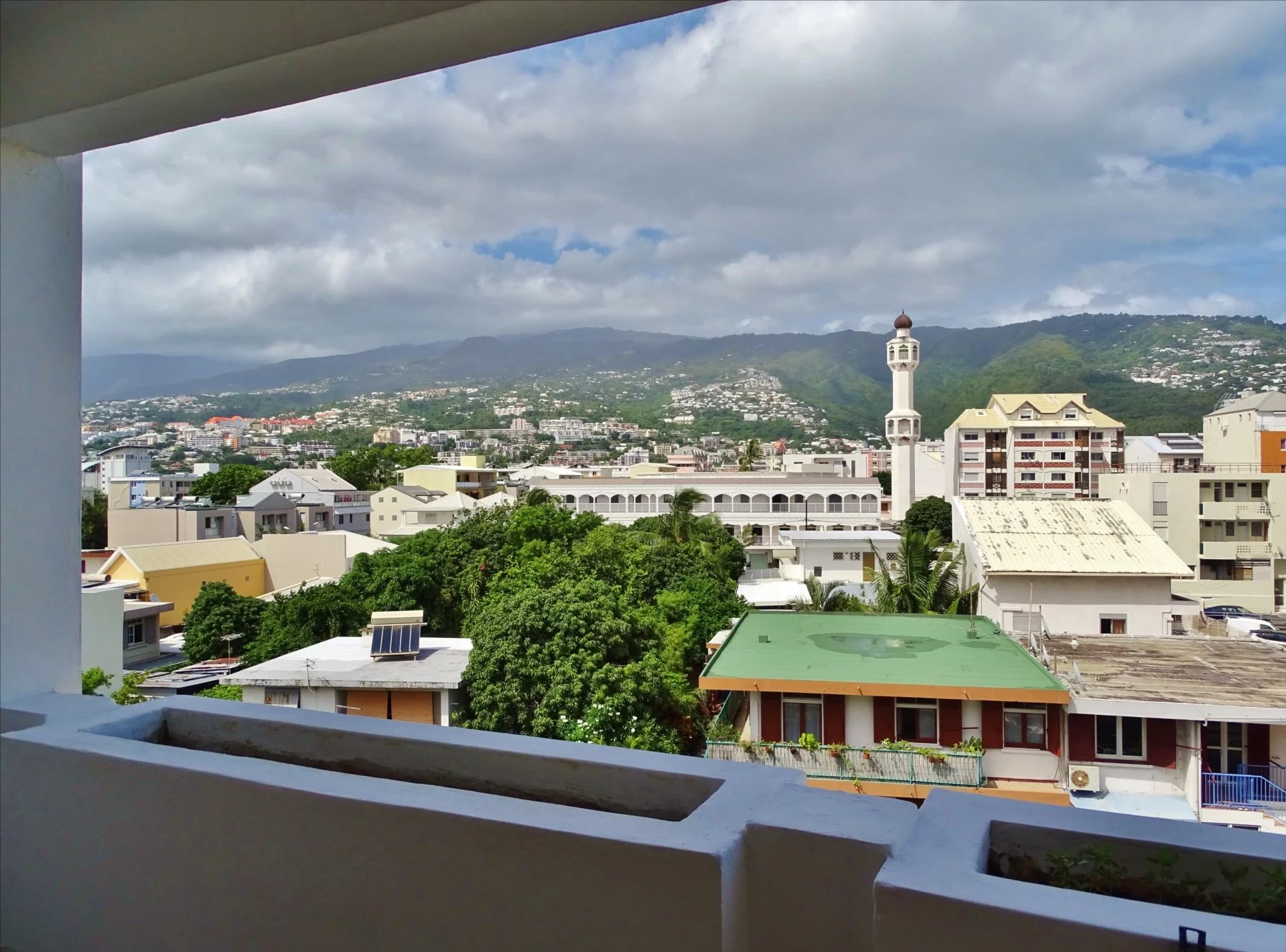 Grand studio avec balcon