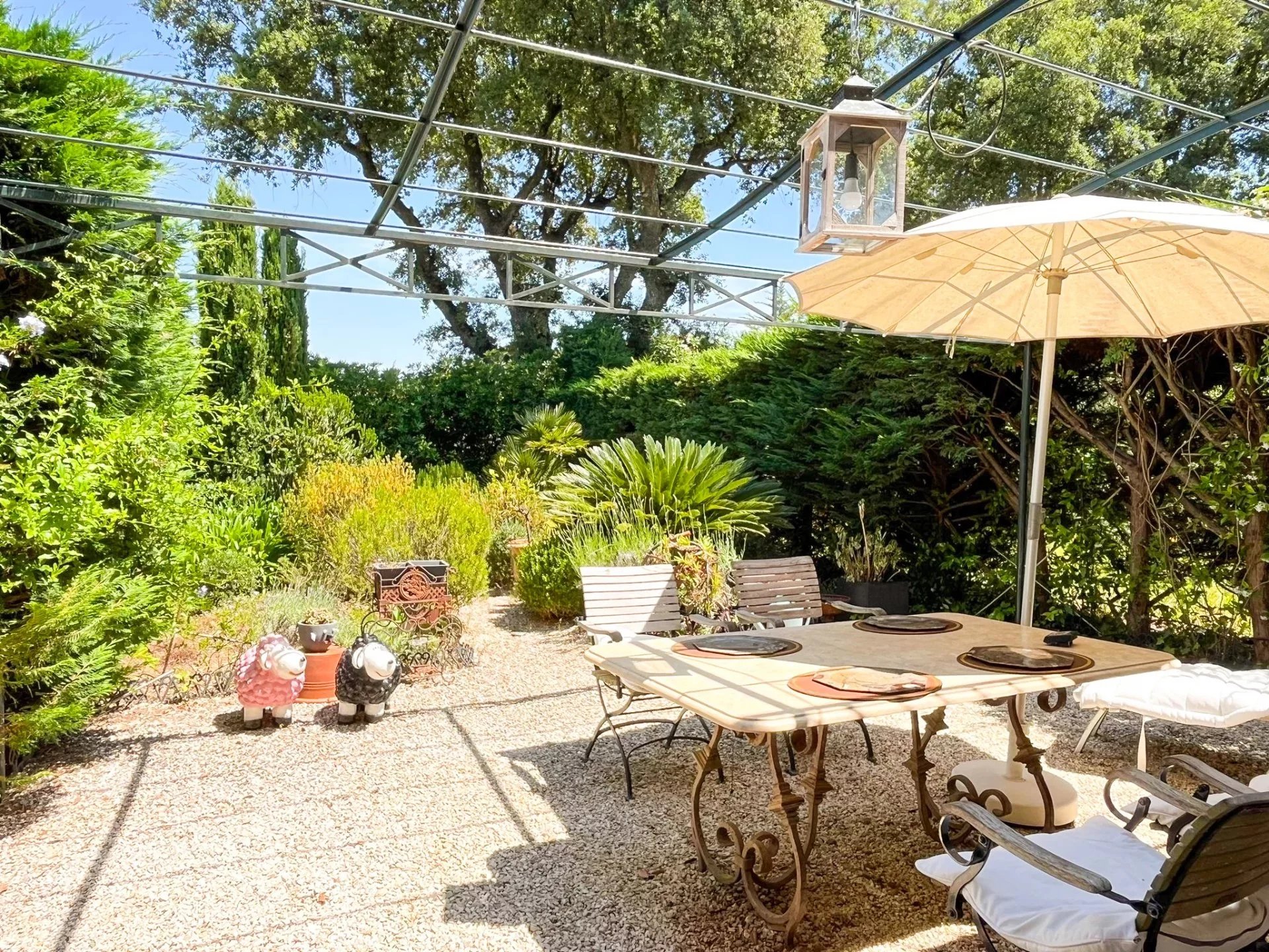 Charmante Erdgeschosswohnung mit großer Terrasse