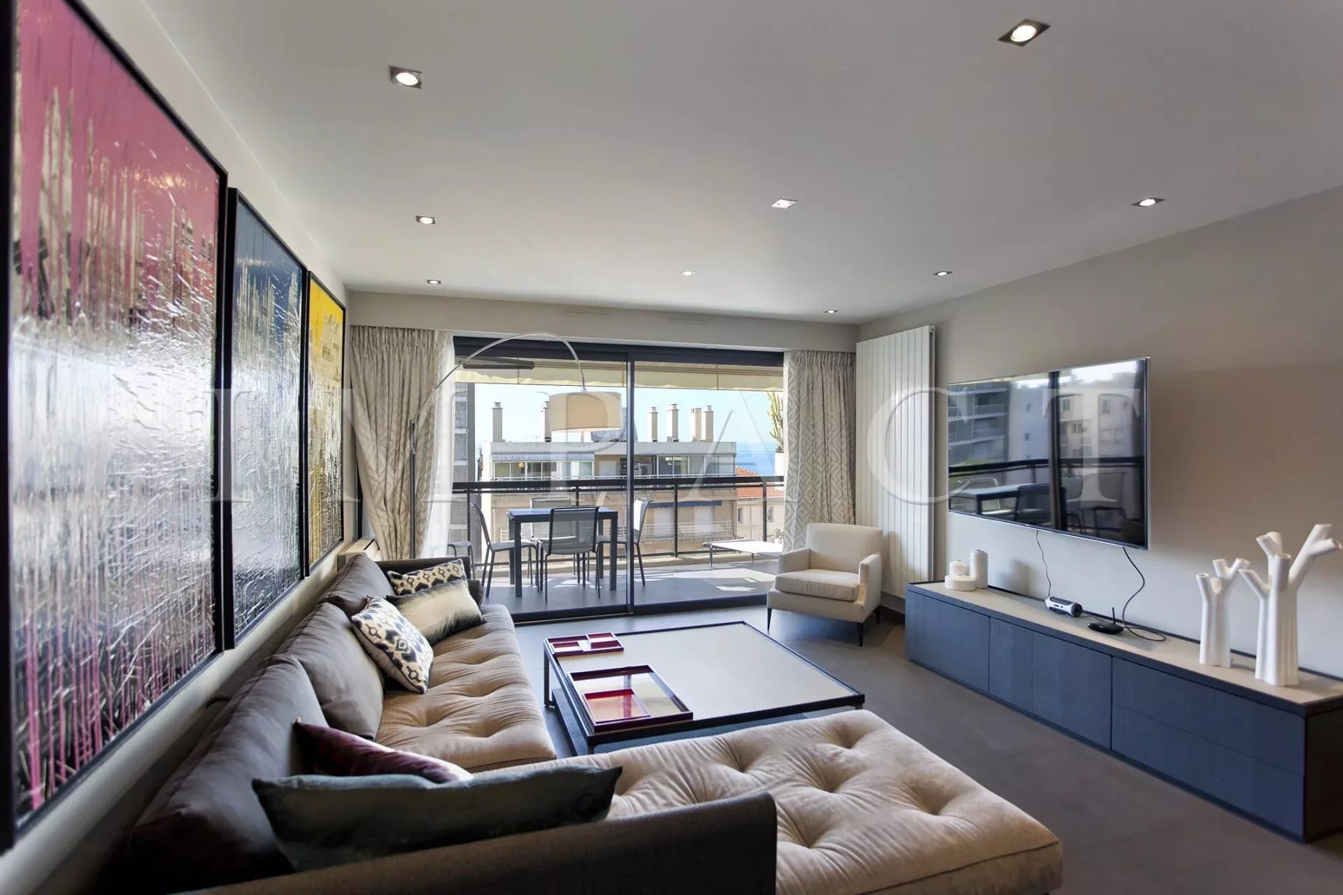 Appartement rénové centre de Cannes à louer 