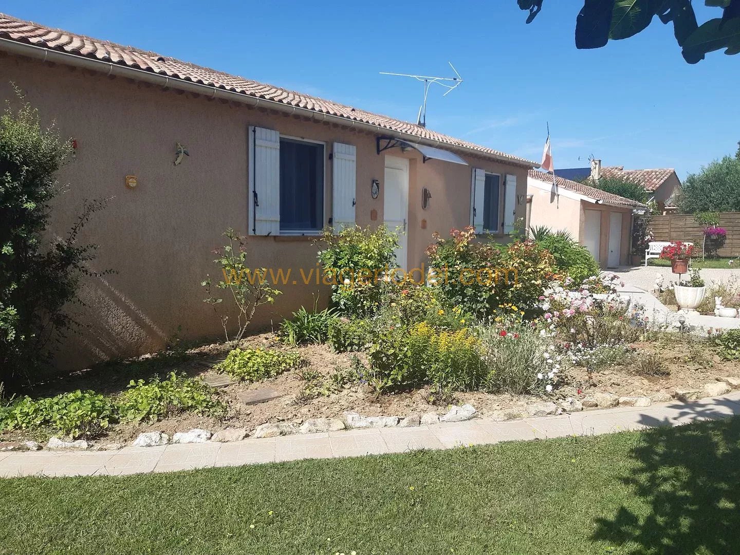 Ref. 9566 OCCUPIED VIAGER (LIFE ANNUITY), REGUSSE (83)