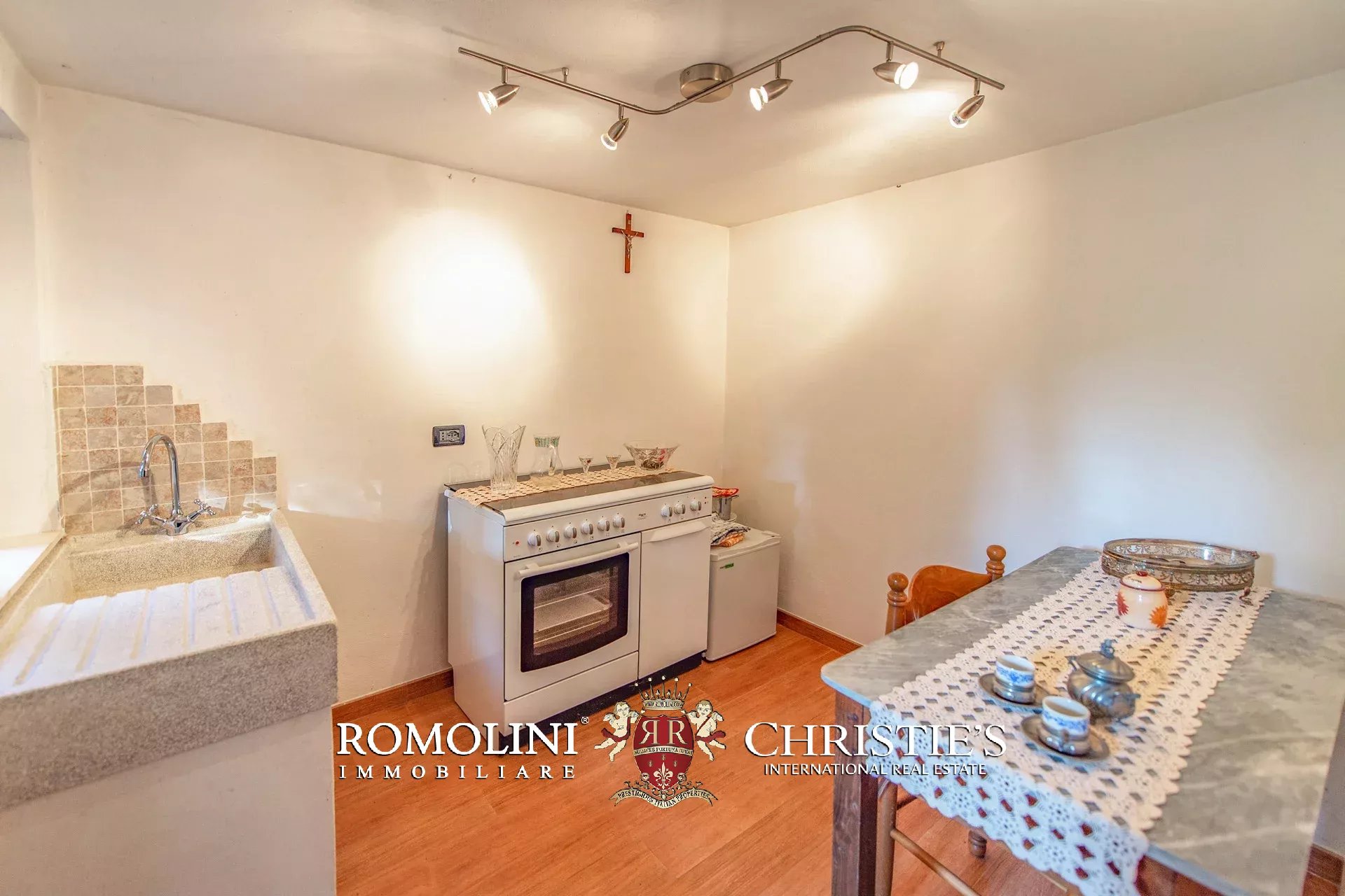 FARMHOUSE WITH PANORAMIC VIEWS FOR SALE IN TUSCANY, CAPRESE MICHELANGELO