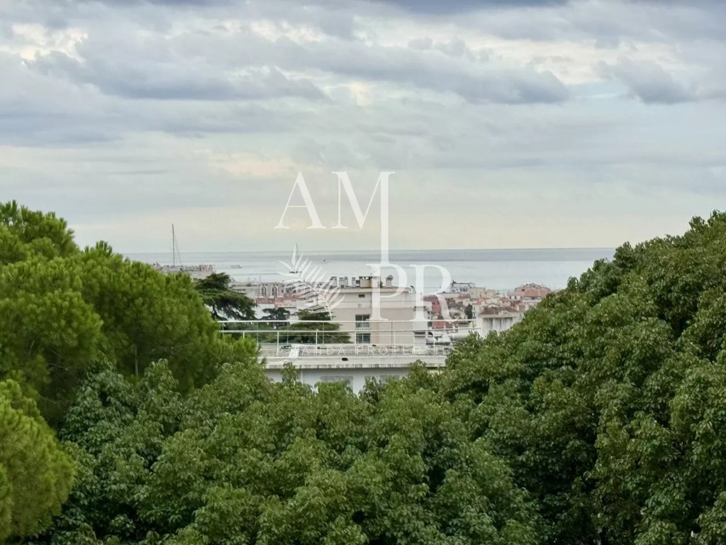 Apartment for sale in Cannes — Sea-view flat to renovate Cannes Montrose
