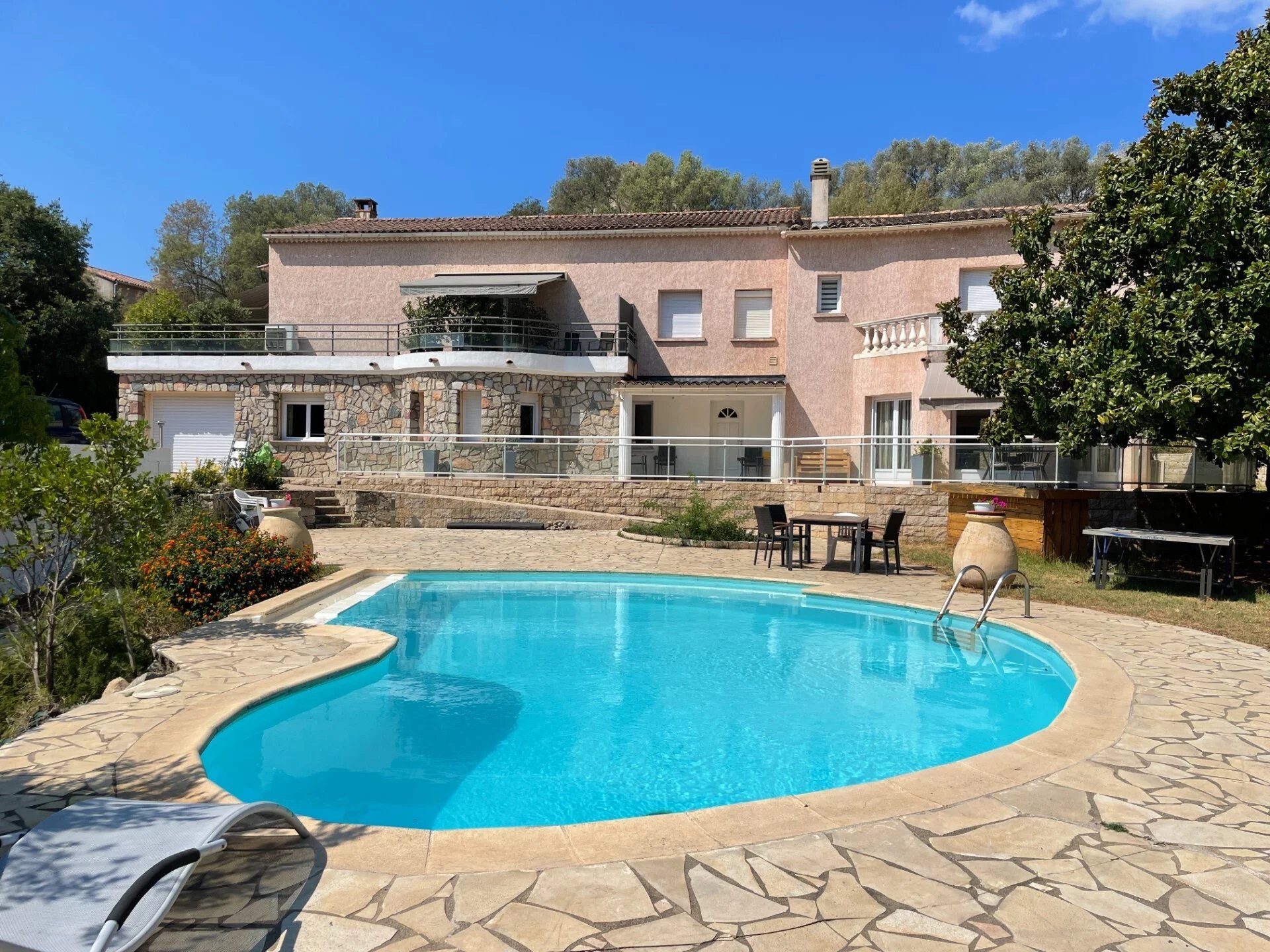 Appartement T4 de 181m² avec piscine et terrain à Ajaccio
