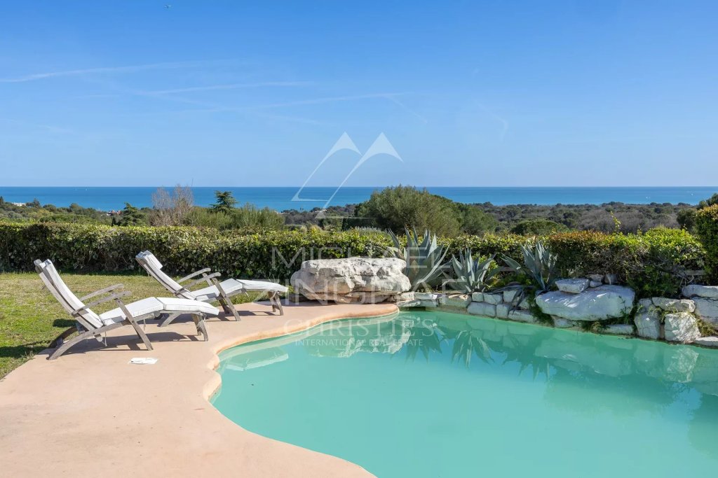 Villa for sale in Villeneuve-loubet — An exceptional villa in the heart of a prestigious estate on the French Riviera – just 12 minutes from Nice International Airport