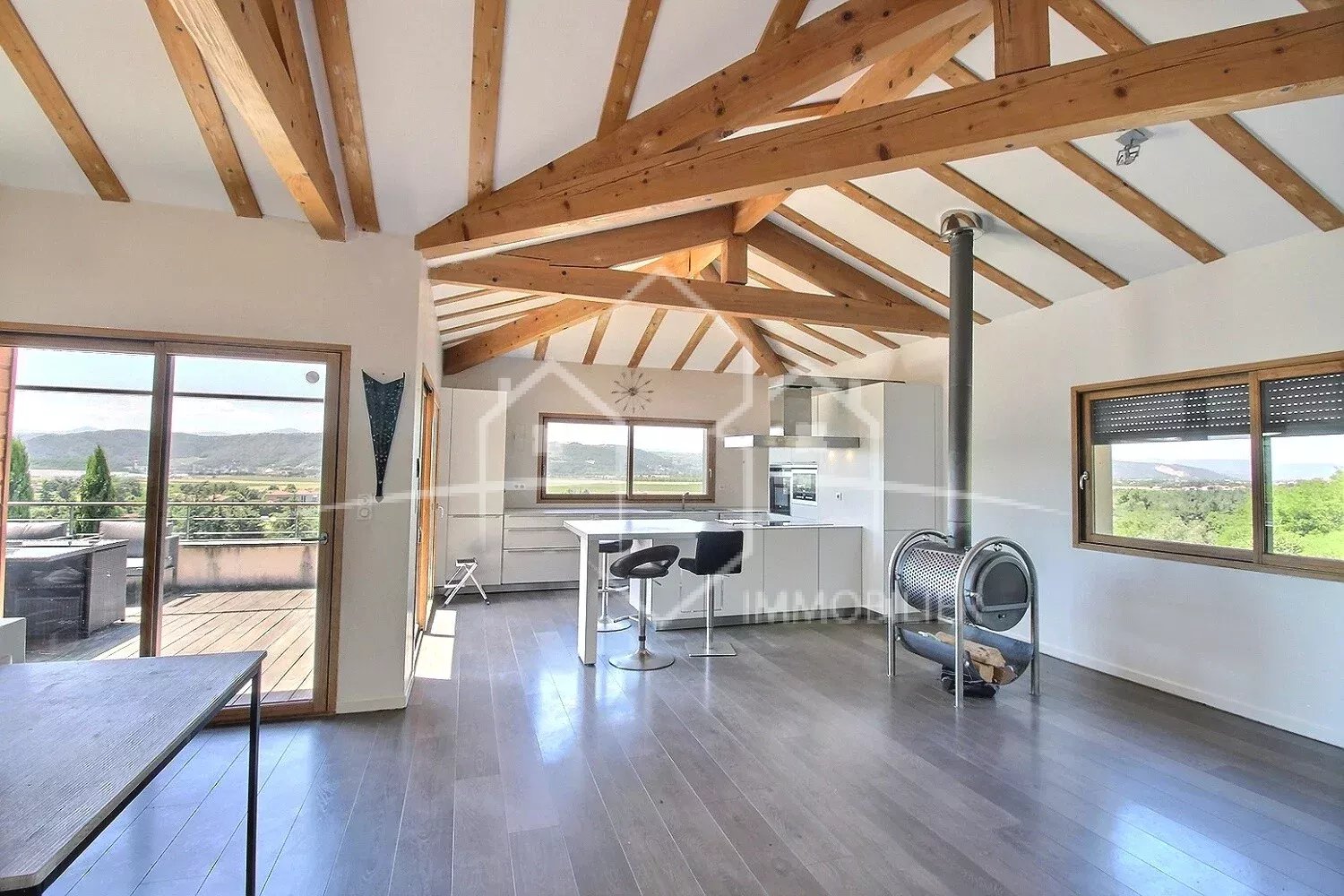 Belle maison 177 m² avec vue dégagée sur l’Ardèche – 5 chambres, piscine et grand terrain