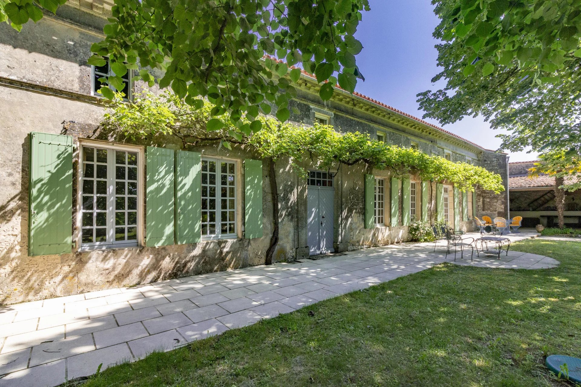 Elégante maison en pierre avec piscine et dépendances