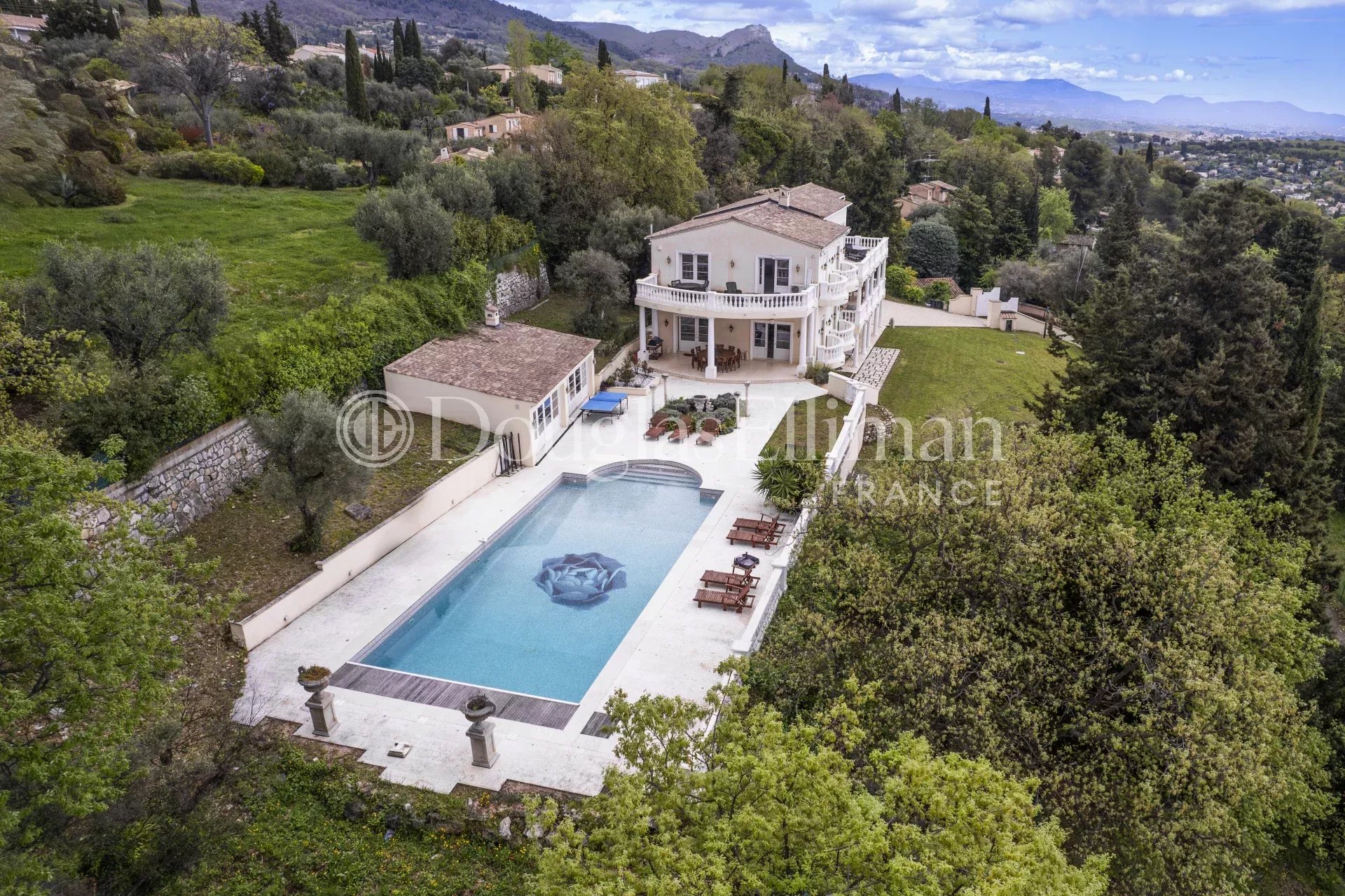 TOURRETTES-SUR-LOUP : Une vaste Villa de prestige avec vue mer panoramique - Image nᵒ2