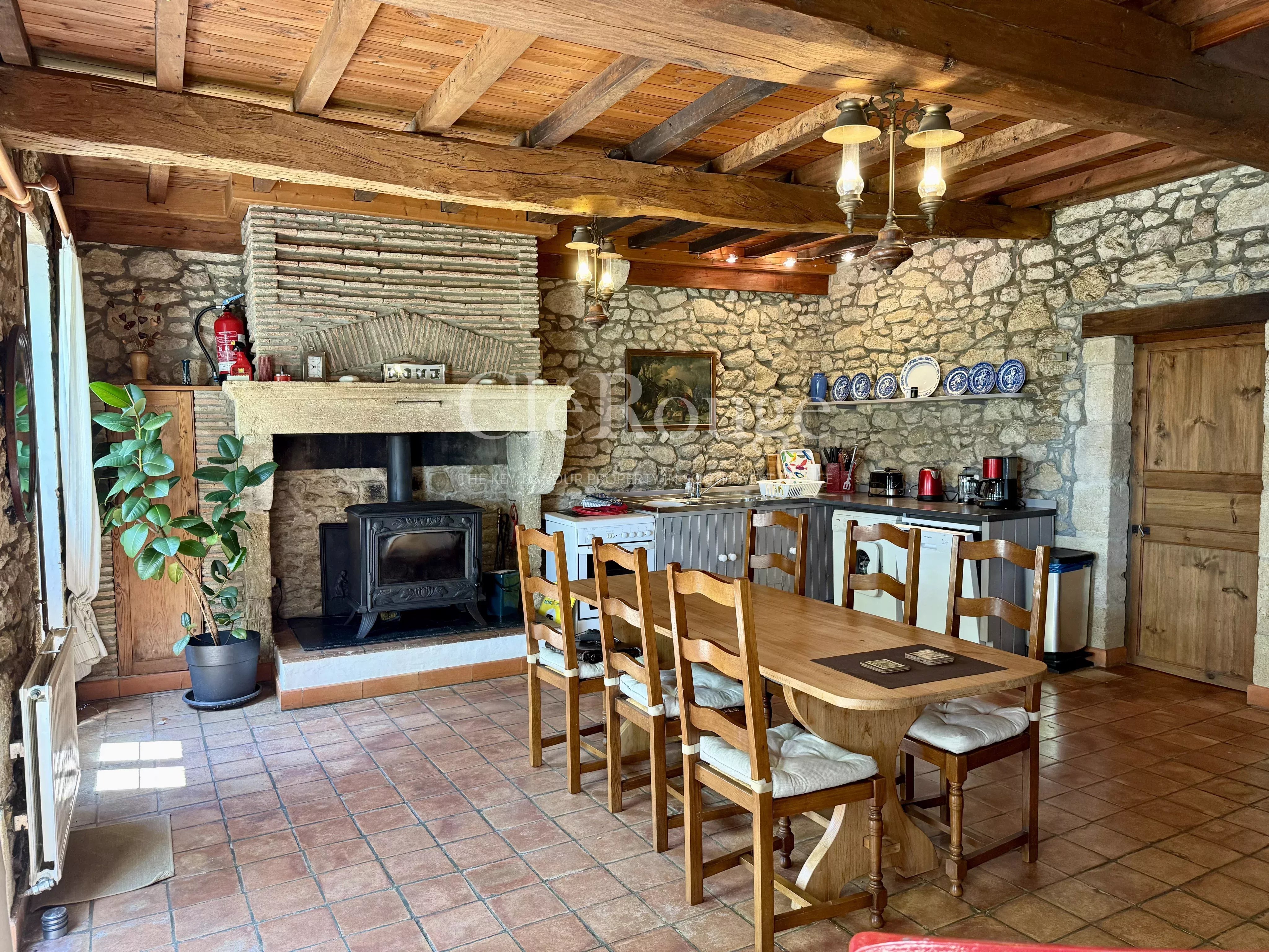 Beautiful property consisting of three houses, barns and swimming pool, just 50 minutes from Bordeaux