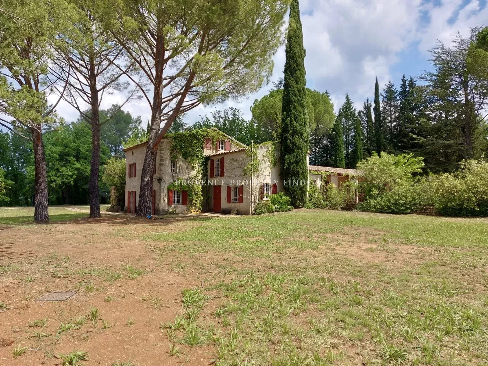 Old farmhouse 340m2,  surrounded by vineyards.