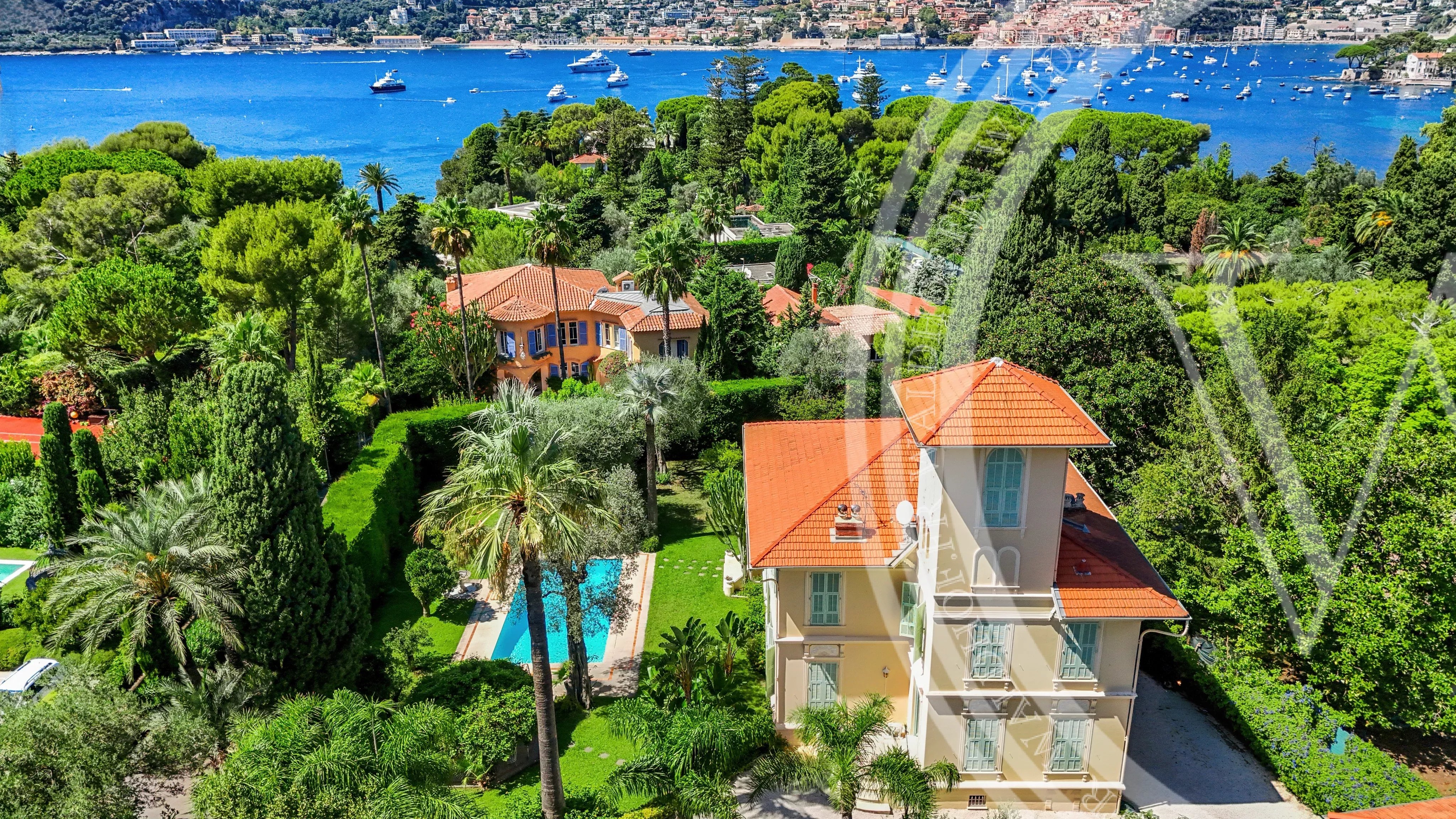 Une villa Belle Époque intemporelle dans un domaine privé à quelques pas d'une plage praticable