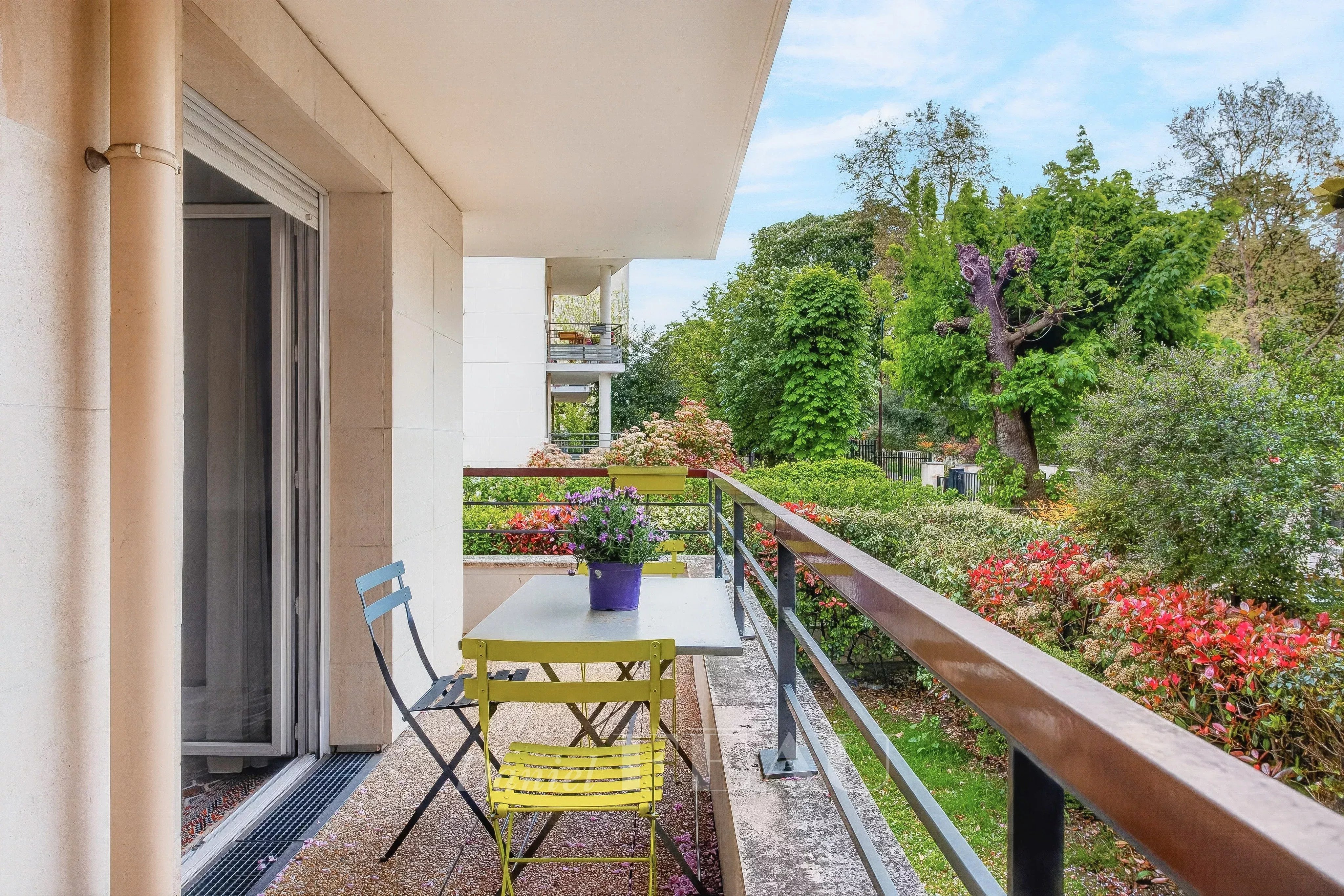 Saint-Cloud – A 2-bed apartment with a balcony