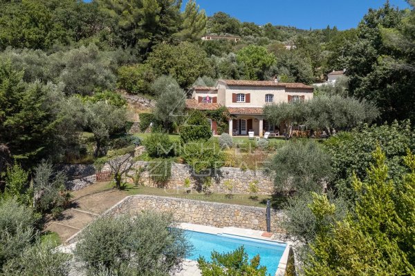 Charming villa with an open view and four suites — photo 2