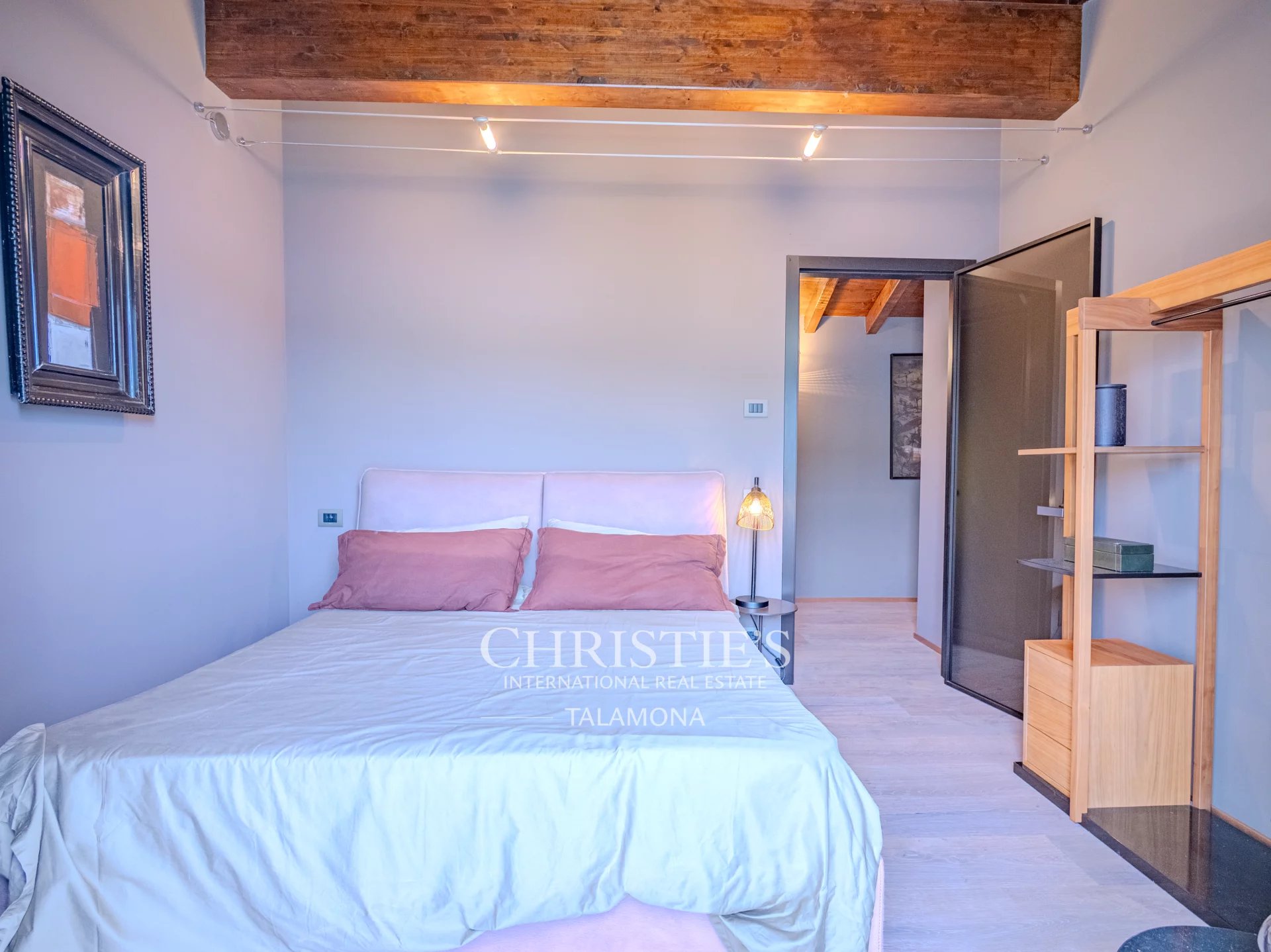 6 Bedroom Villa/Townhouse's Image 40