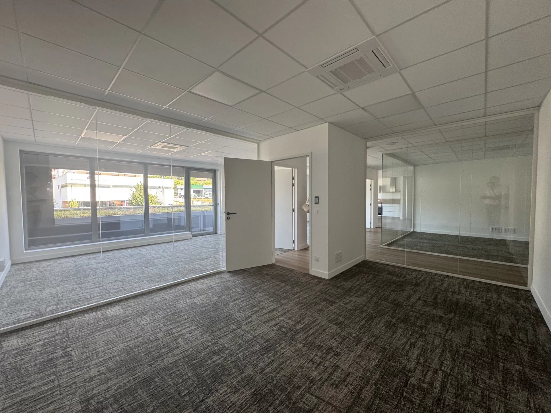 Location bureaux Argonay – 215 m² lumineux avec 9 stationnements, prêt à l'emploi