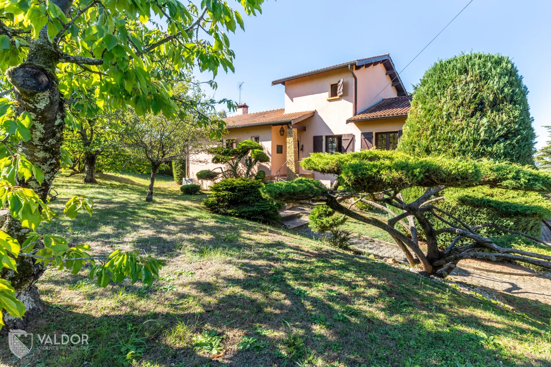 Maison 7 pièces de 200 m² sur une parcelle constructible de 2 196 m²