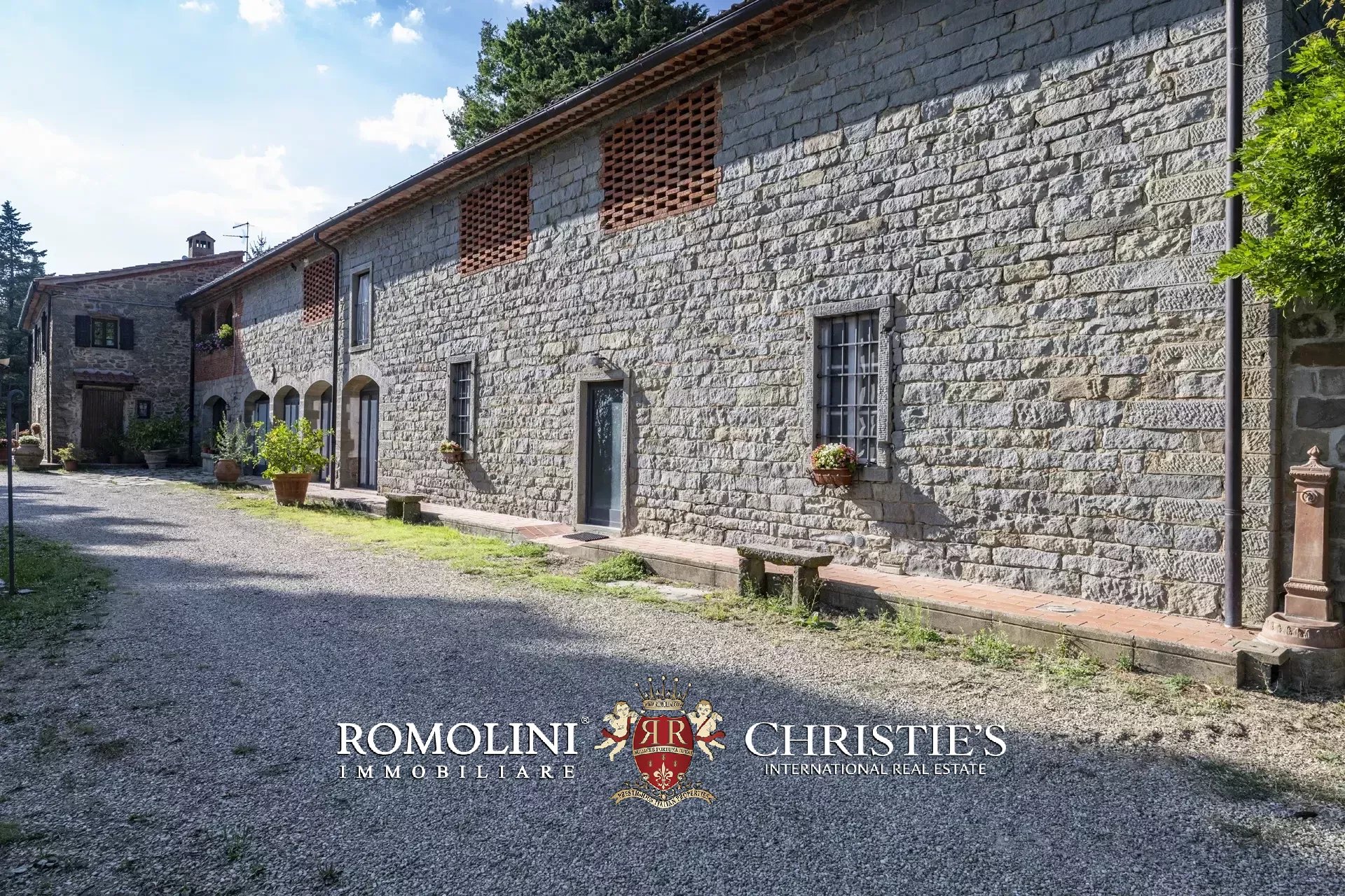 101-HA ESTATE WITH NATURAL SPRINGS FOR SALE BETWEEN AREZZO AND FLORENCE