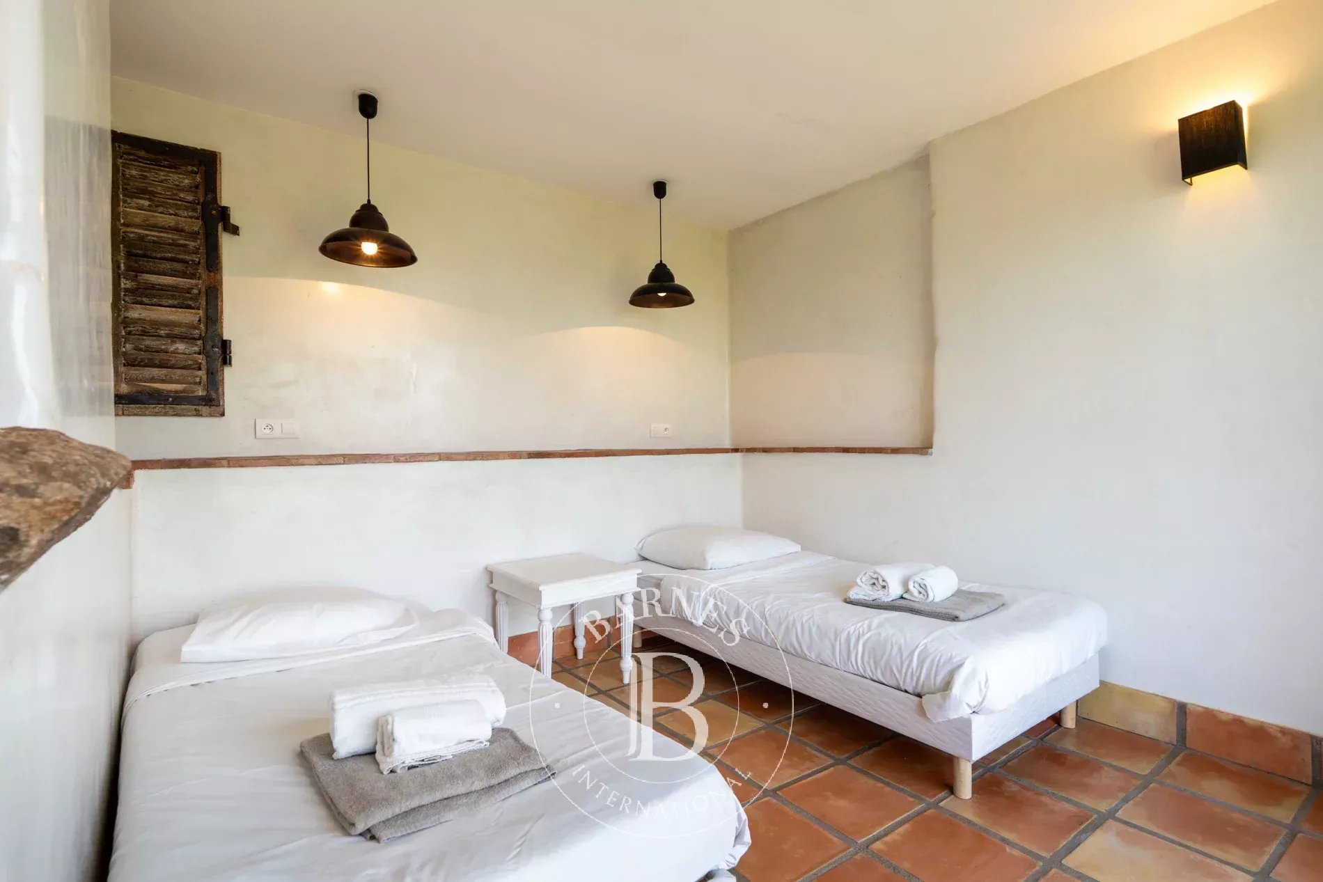 Exclusive listing – Bonifacio. Architect-designed villa in the style of a bergerie, featuring 4 bedrooms, a swimming pool, sea and mountain views, and close proximity to the beach. - picture 27 title=