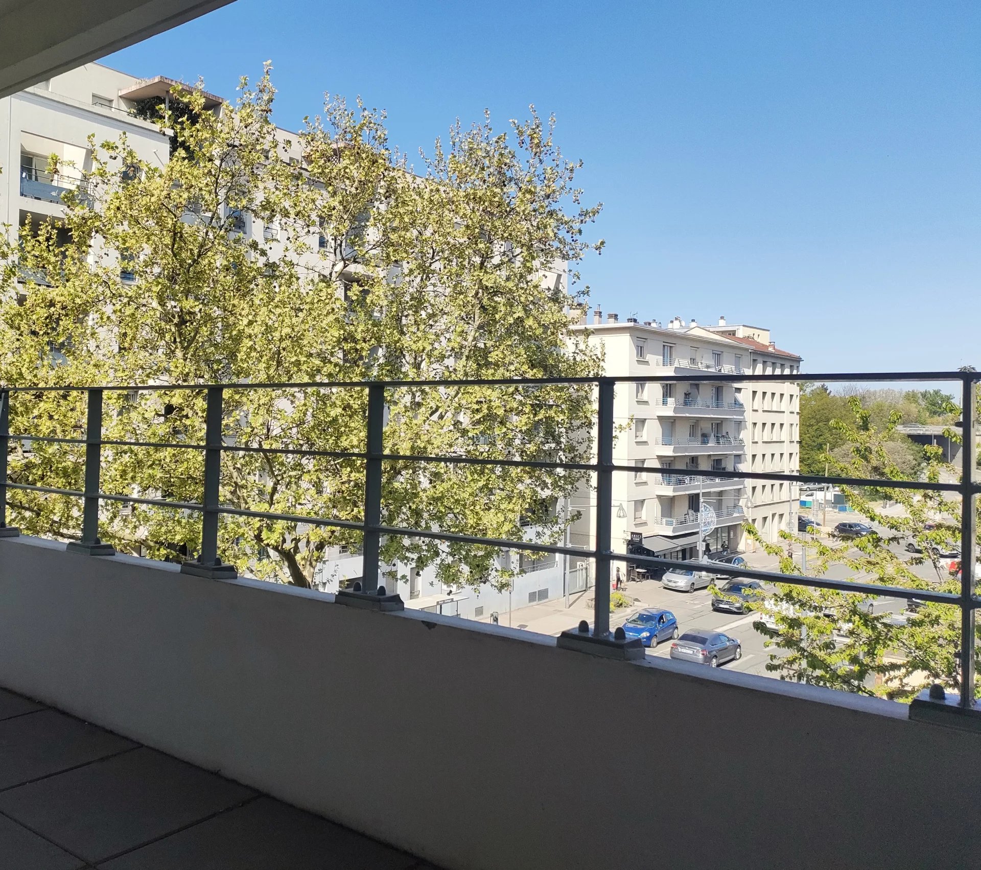 Beau 2 pièces avec terrasse – Résidence récente proche la Doua