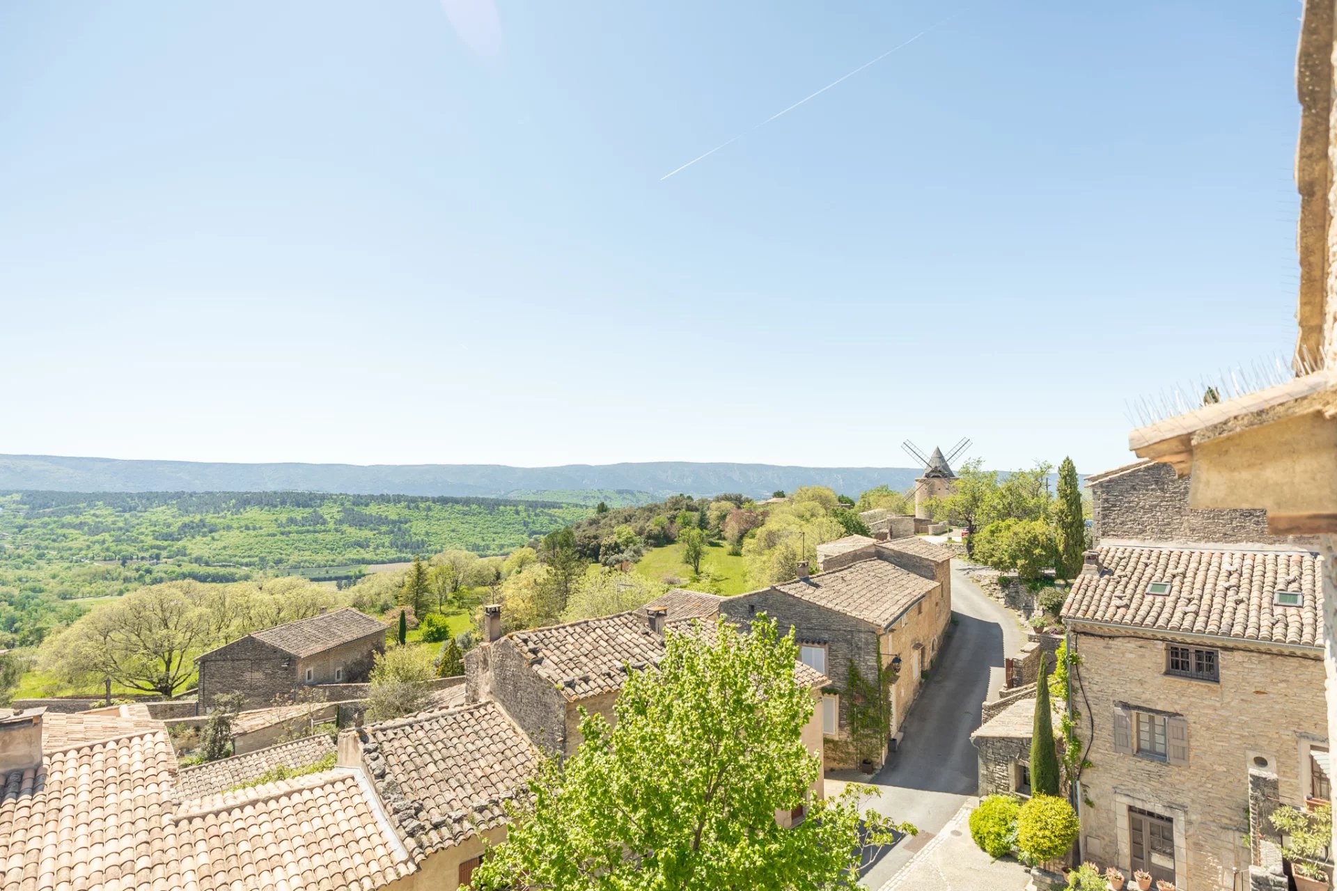 DETACHED VILLAGE HOUSE WITH GARAGE AND PANORAMIC VIEW OF THE LUBERON