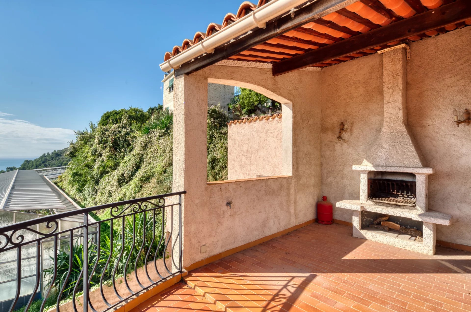 Èze – Villa de Prestige avec Vue Mer et Fort Potentiel – À 6 km de Monaco