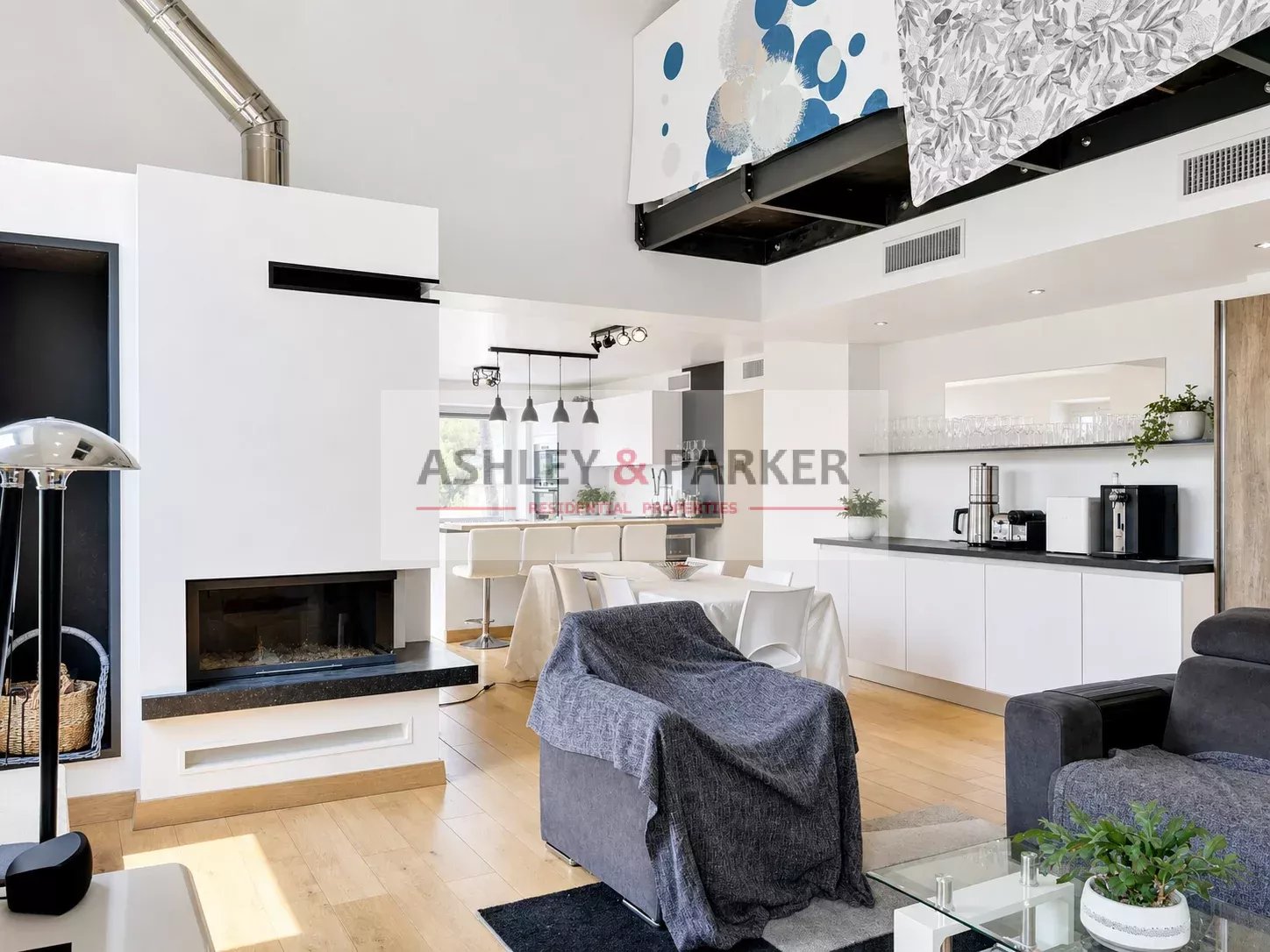 NICE GAIRAUT – VILLA LAETITIA – Appartement 4 pièces de caractère avec volumes, mezzanine, vue verdure et extérieur à aménager