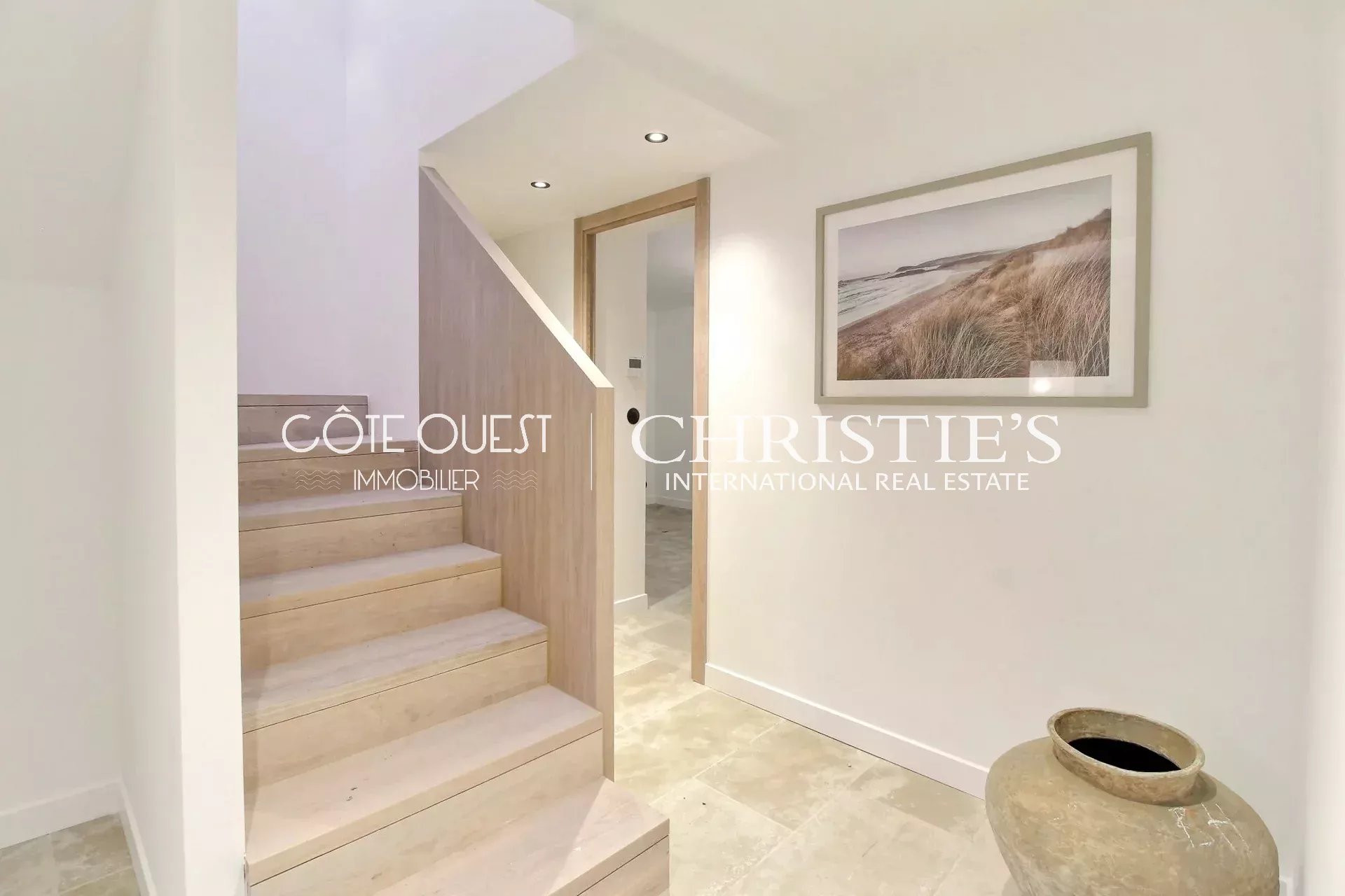 6 Bedroom Villa/Townhouse's Image 8