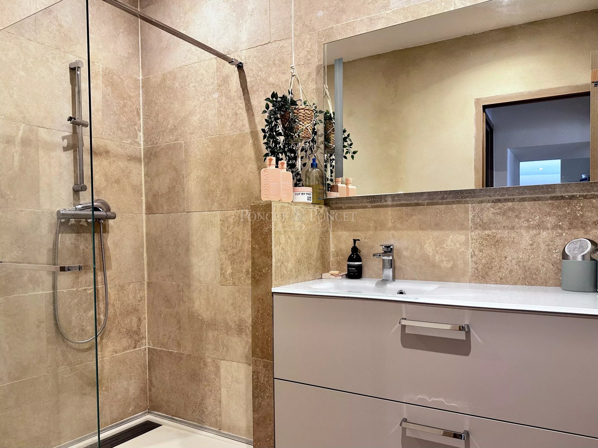 7 Bedroom Villa/Townhouse's Image 9
