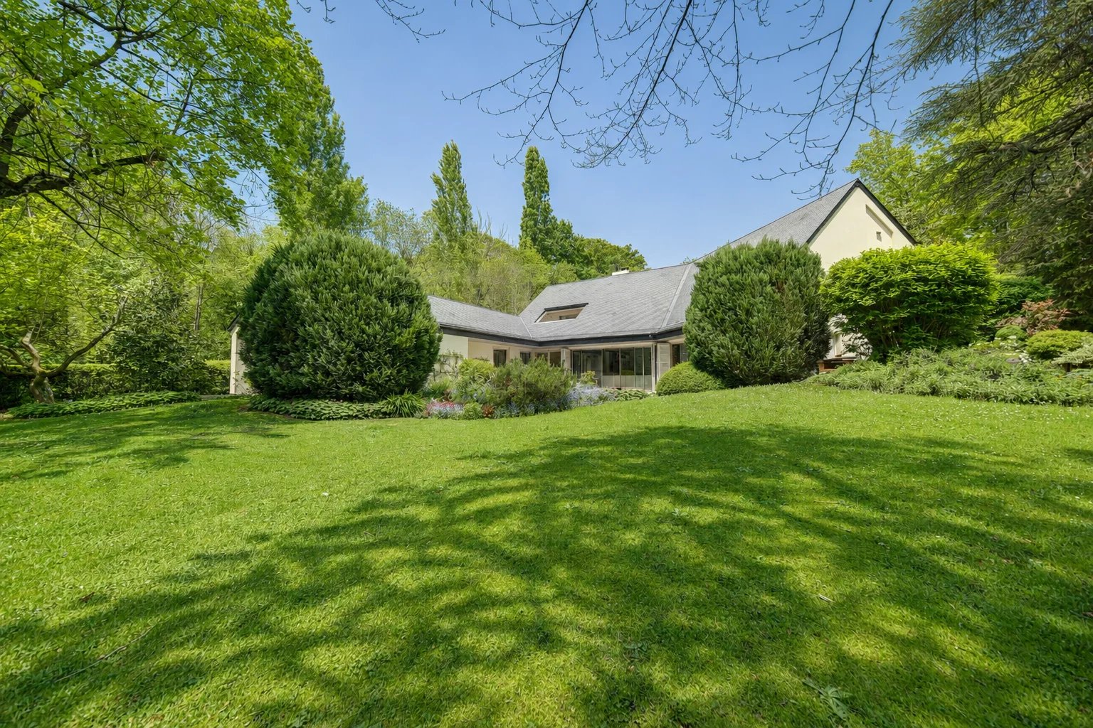 Superbe propriété dans un domaine privé et prestigieux à Crespières