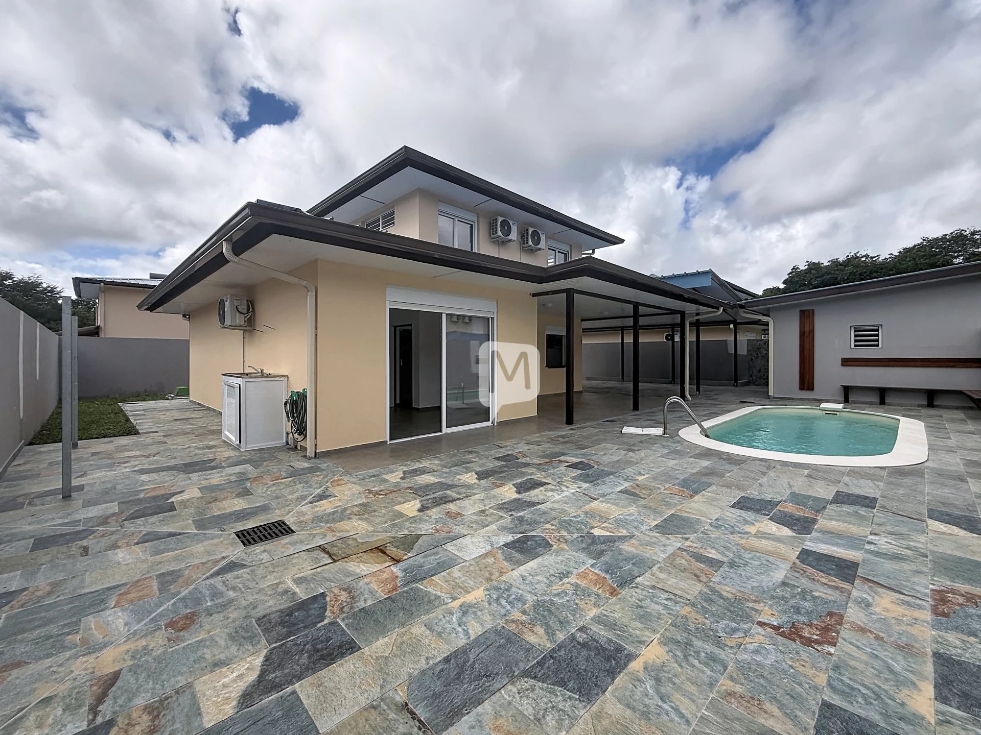 DPT GUYANE, à vendre REMIRE-MONTJOLY maison T4 de 93 m2 avec piscine sur un terrain de 414 m2