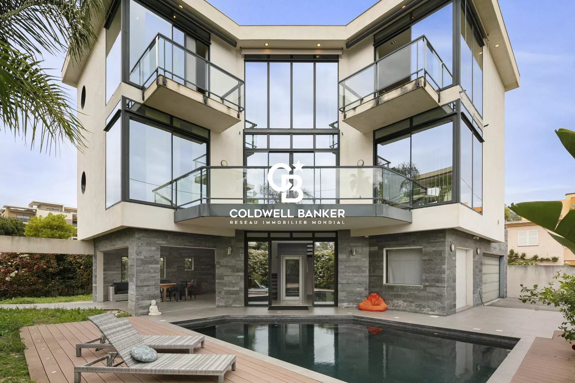 Cros-de-Cagnes – Villa contemporaine à 100 m de la mer, avec piscine et jardin